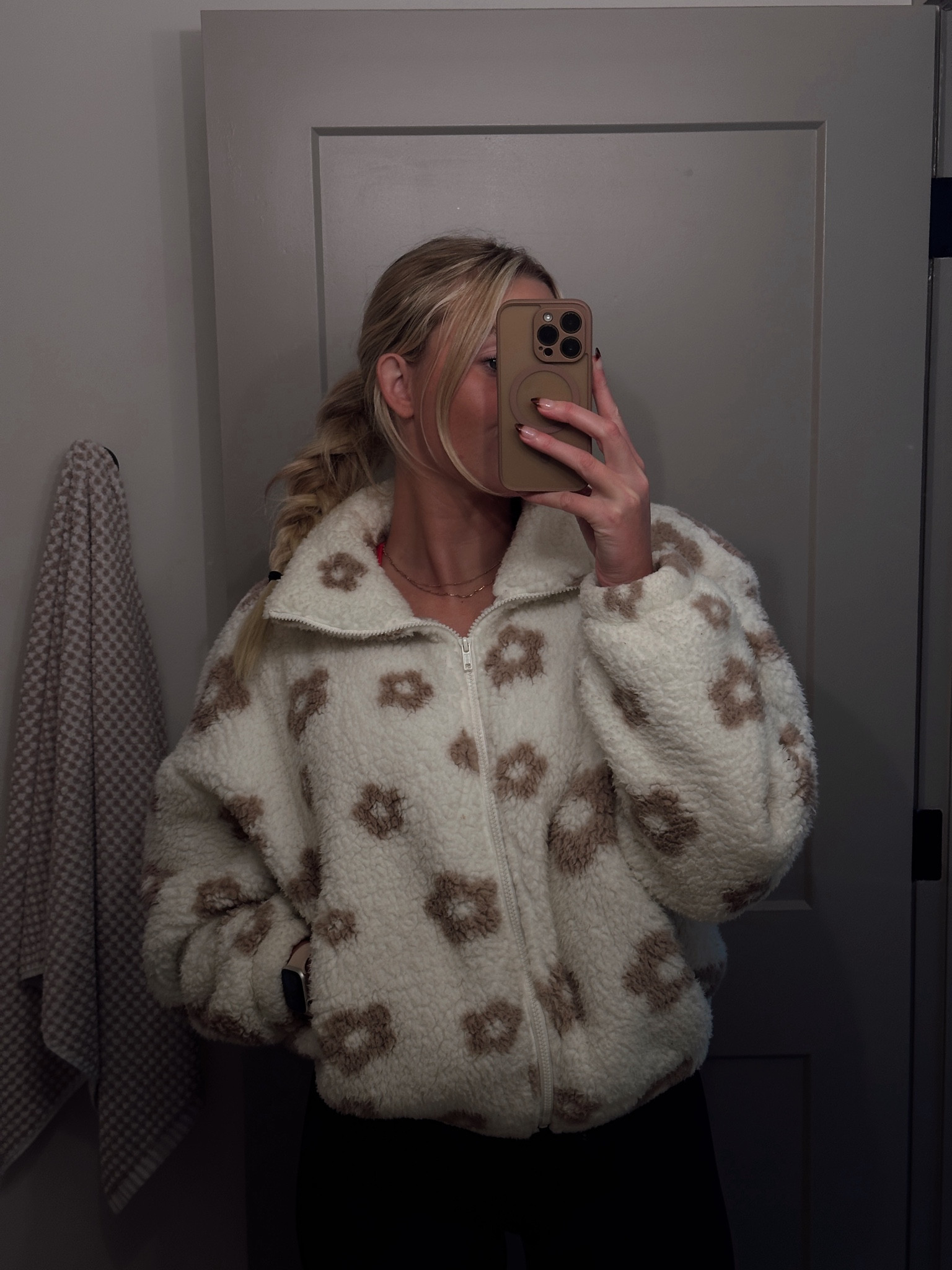 the BEST fuzzy sweater! I live in this 🤍

#LTKFindsUnder50 #LTKStyleTip