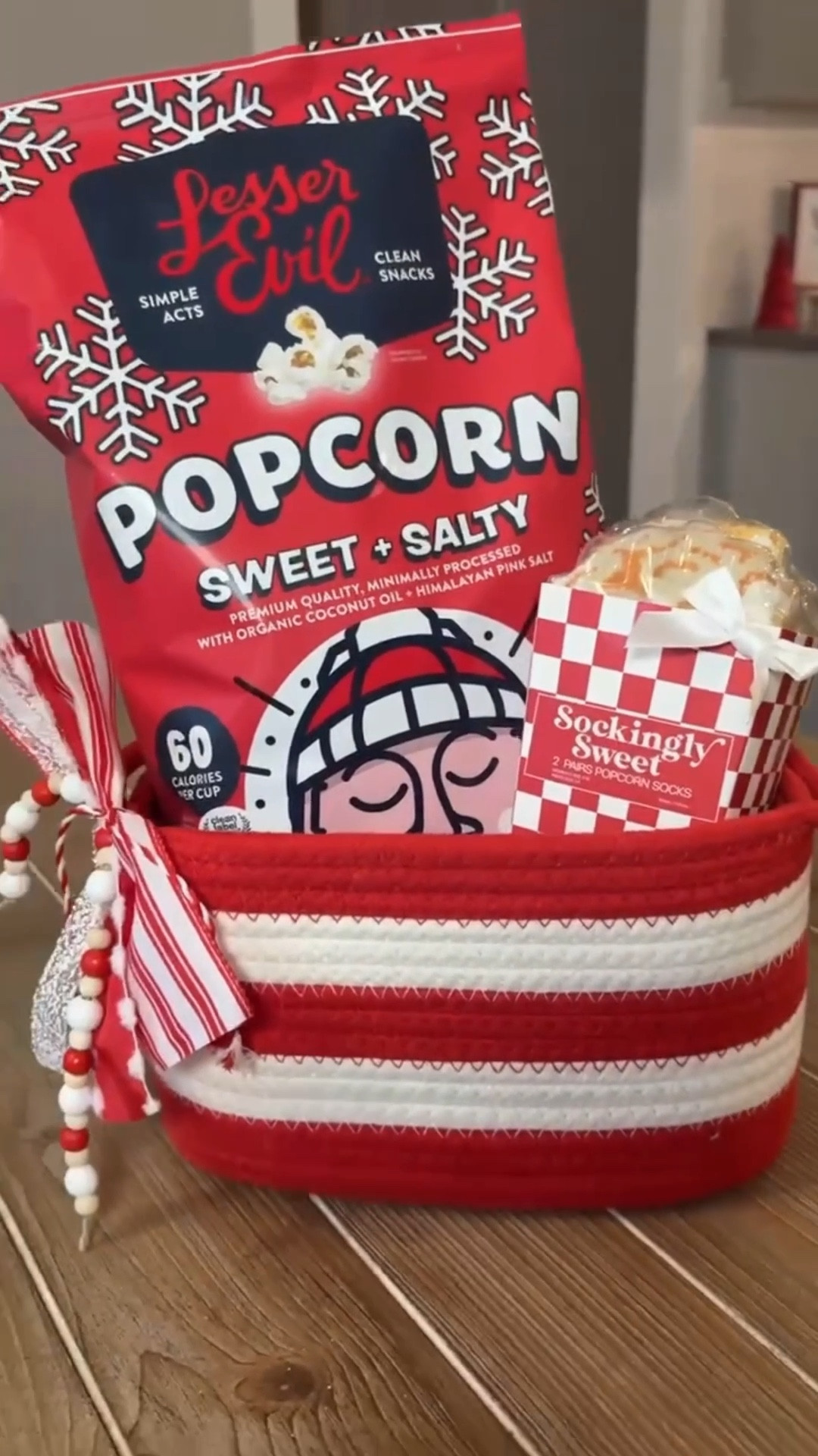 Just poppin’ into the coziest season with snuggly socks and holiday popcorn treats in the cutest basket.⠀And I added bead garland to the ribbon combo for extra texture and fun! 🍿❤️⁣⁣⠀
⁣⁣⠀
#socks #christmassocks #popcorn🍿 #christmasgifts #teengifts #GiftIdeas #cozychristmas #cozy