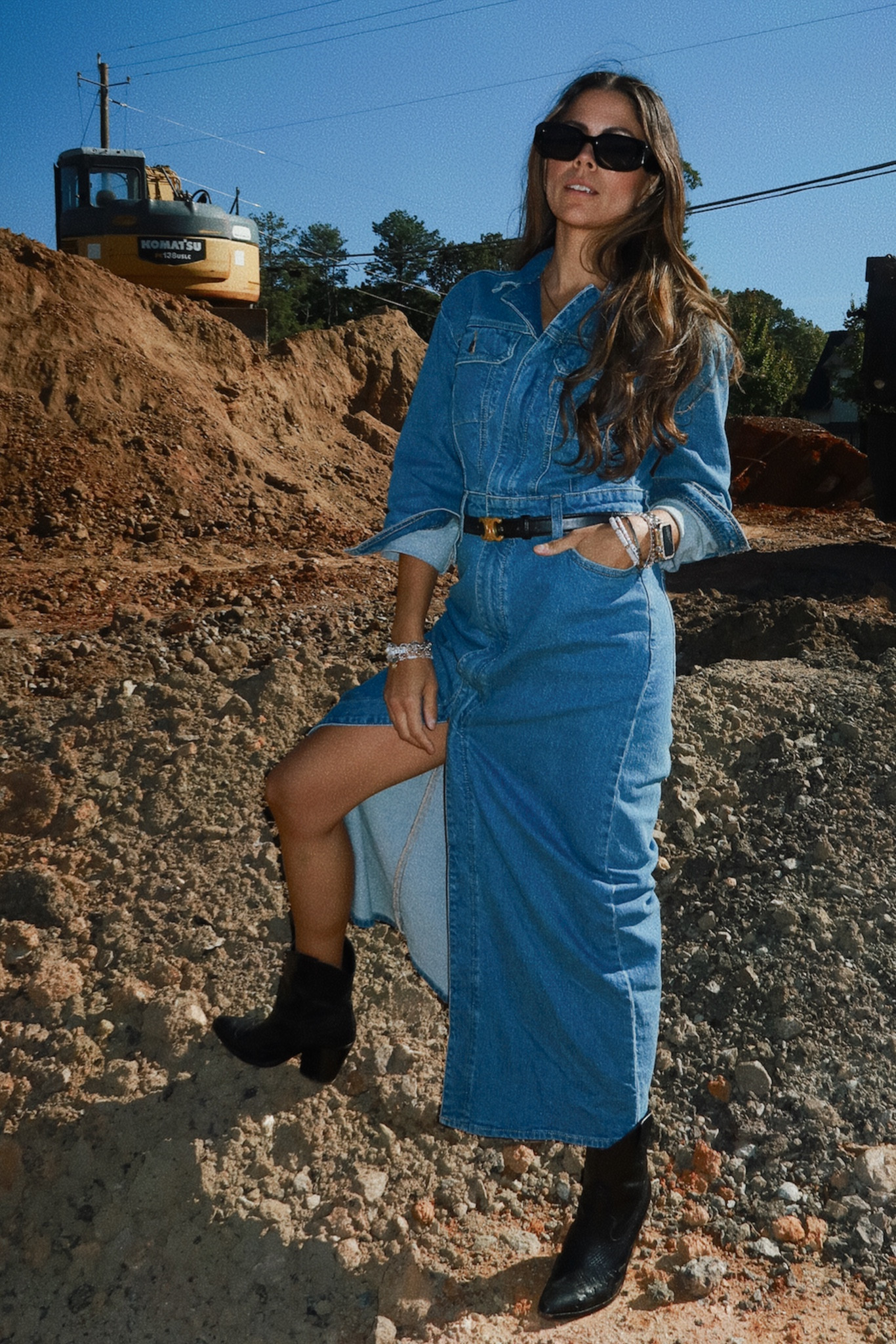 Denim maxi dress
Cowboy style 
Cowboy boots
