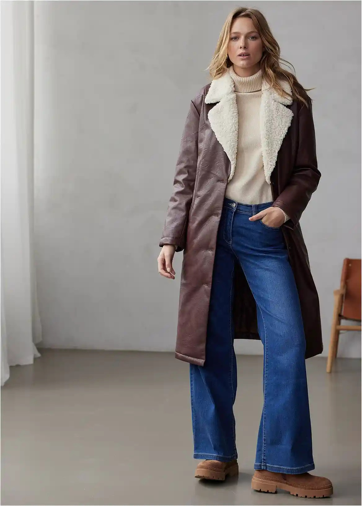 Wattierter Lederimitat-Mantel mit Teddyfell am Kragen | Bonprix DE