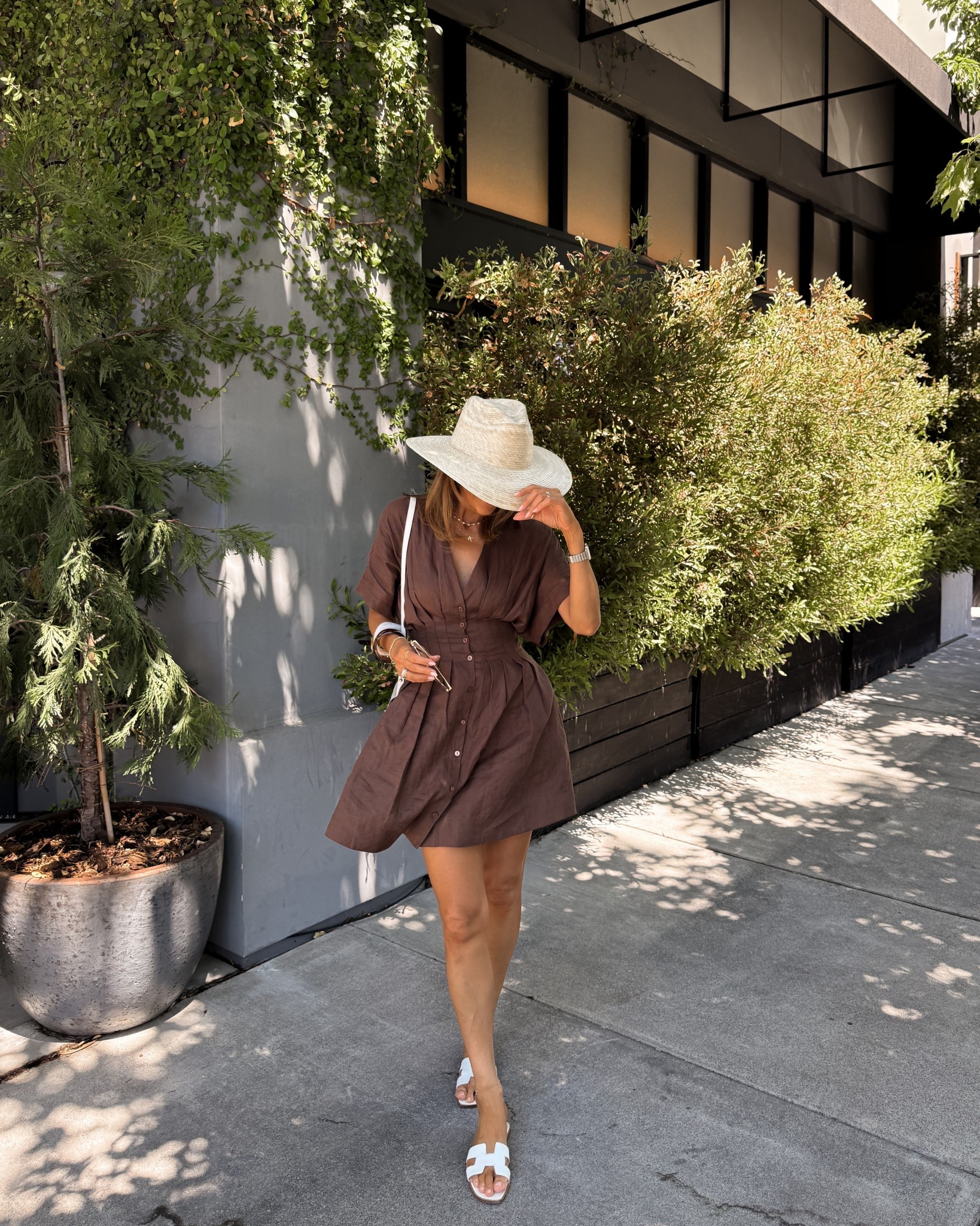 This linen mini dress is so flattering with the darts it gives a snatched waist we all love! Size xs on sale! 

#LTKStyleTip #LTKSaleAlert #LTKItBag