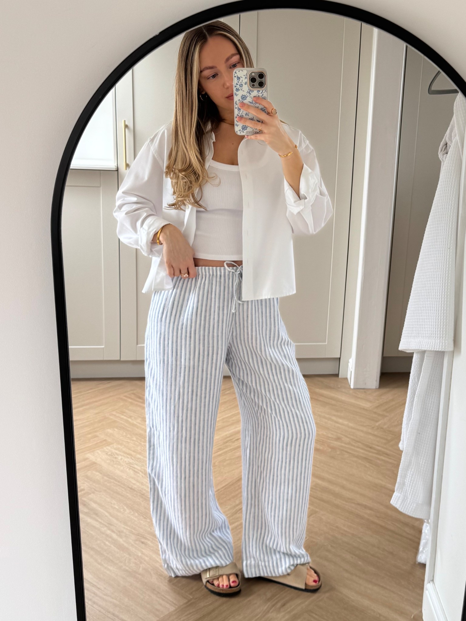 Spring outfit inspo with the viral Uniqlo shirt 🤍 this outfit would also be perfect for holiday! 🌞

#LTKspring