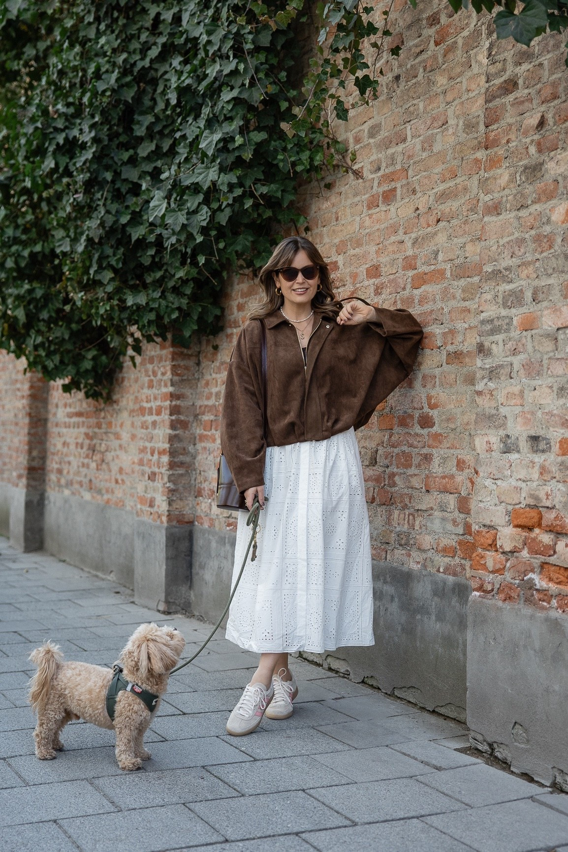Frühlingslook mit (Kunst-)Wildlederjacke, Spitzenrock und adidas Handball Spezial Sneakers 

#LTKmidsize #LTKeurope #LTKspring