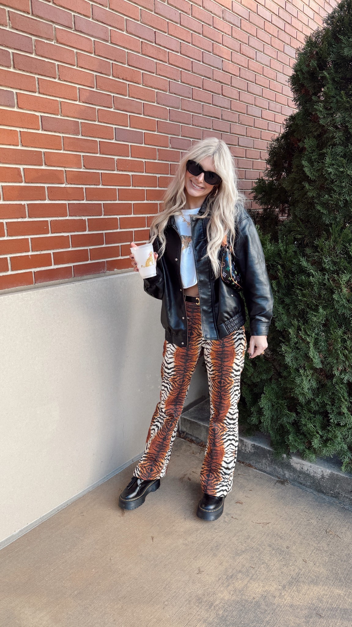 THESE jeans are on sale today for $9!!!!!!!!! I bought for $25💀😭🐅

#LTKGiftGuide #LTKSaleAlert #LTKootd