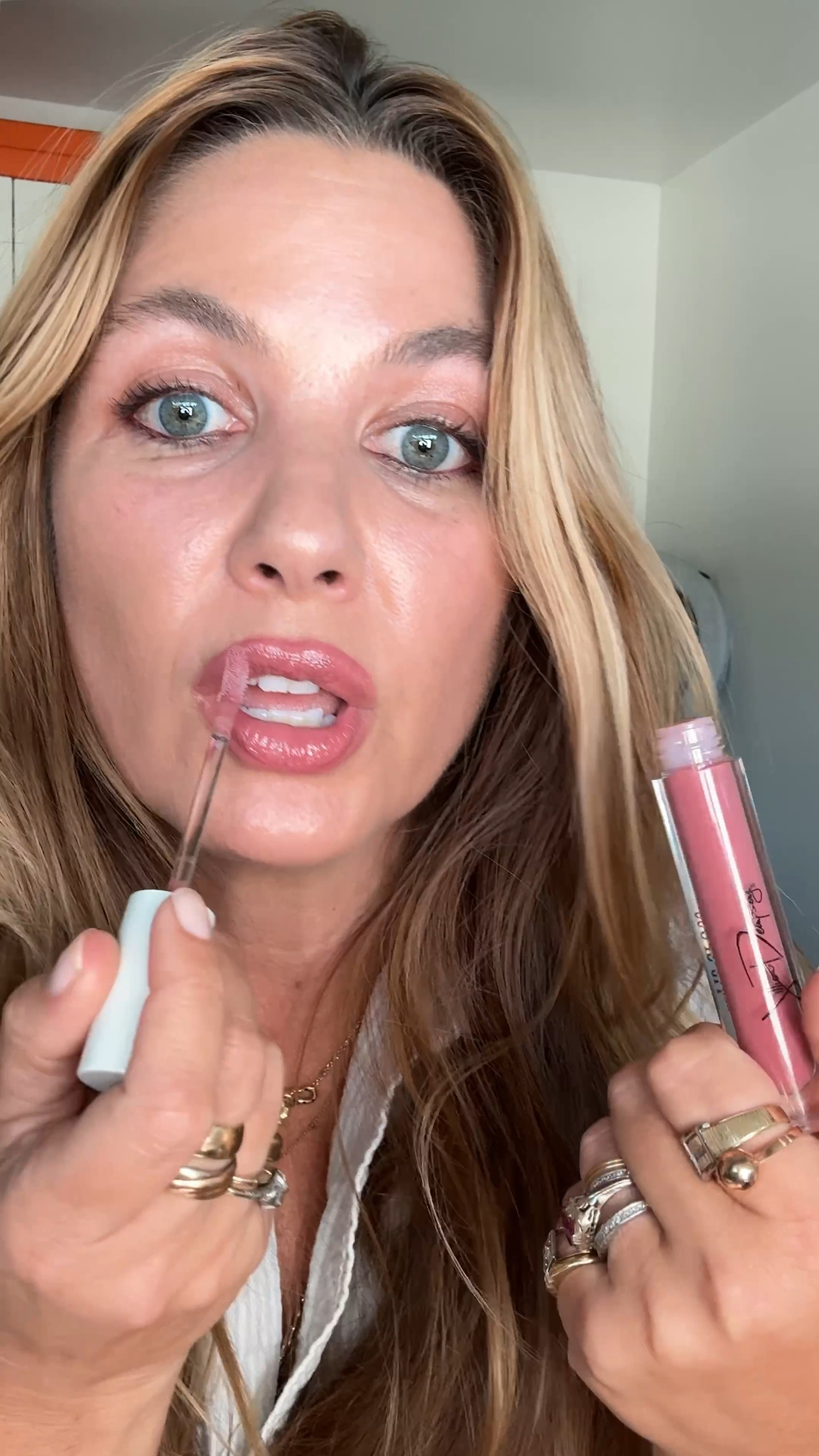 Lips are Delux Mauve. This shade is effortless and gorgeous!👄

#LTKBeauty #LTKVideo #LTKFindsUnder50