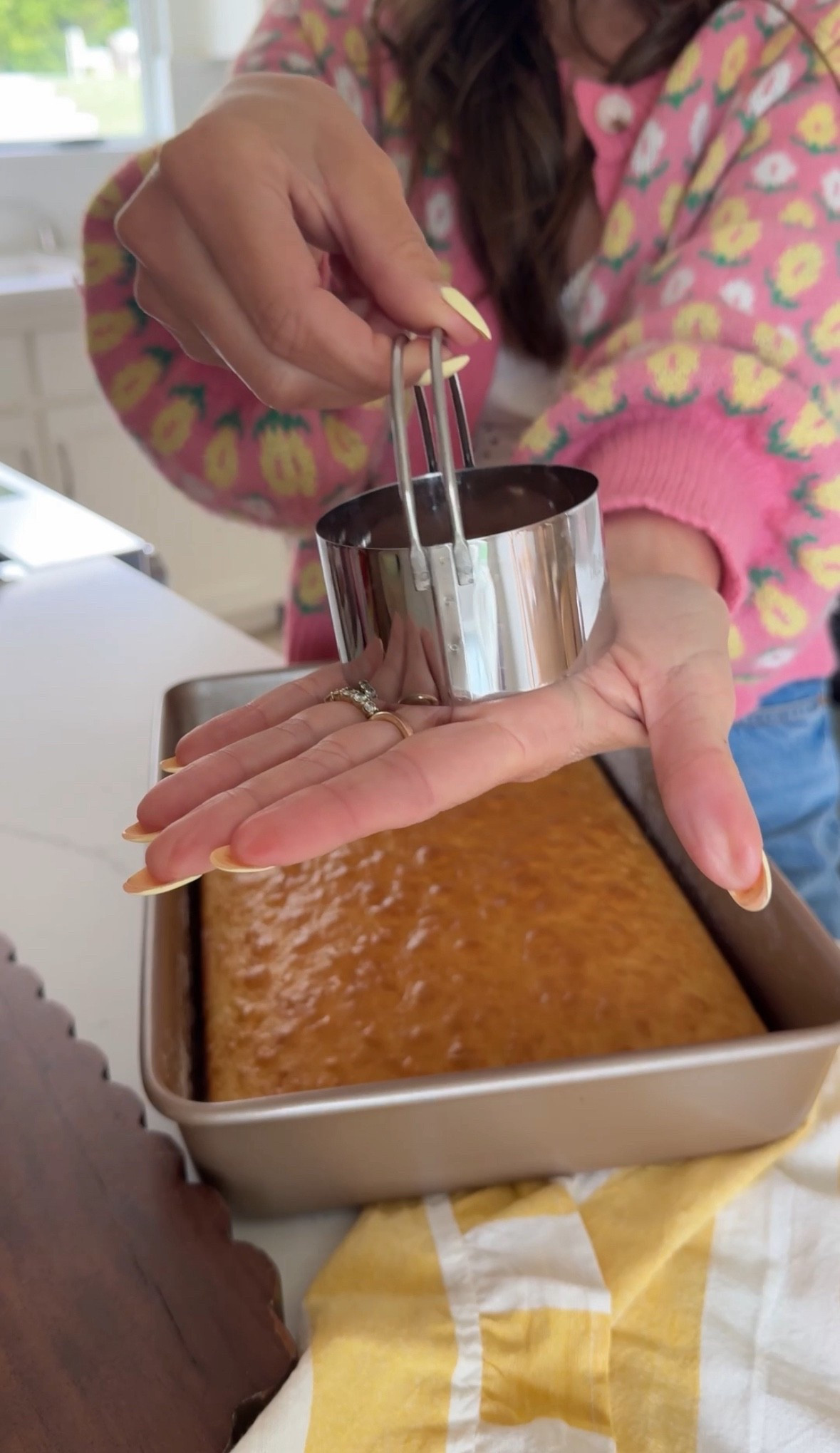 Round cake cuter for mini cakes 
