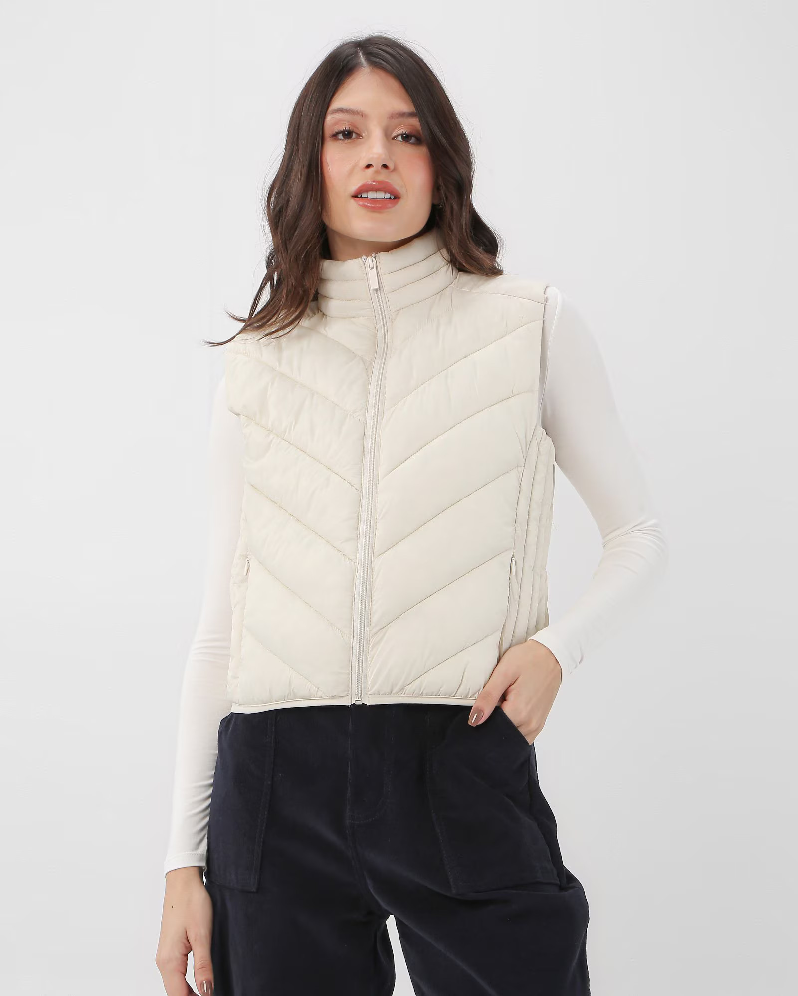Colete puffer feminino com zíper off-white | AK by Riachuelo | Riachuelo (BR)