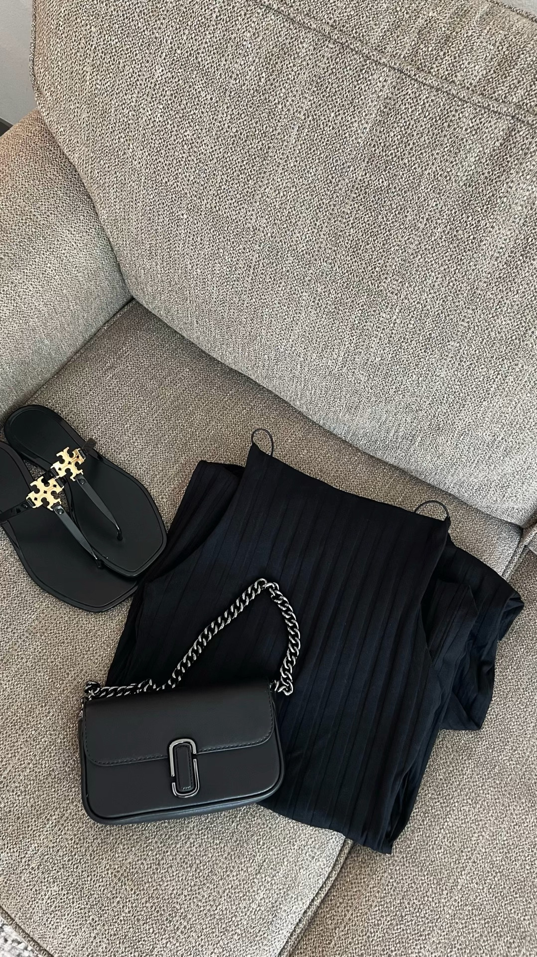 Fashionable ALL BLACK  outfit! All products tagged below.
Marc Jacobs J Marc bag
Zara body-con Dress
Tory burch Thong sandals

#LTKItBag #LTKStyleTip #LTKBeauty