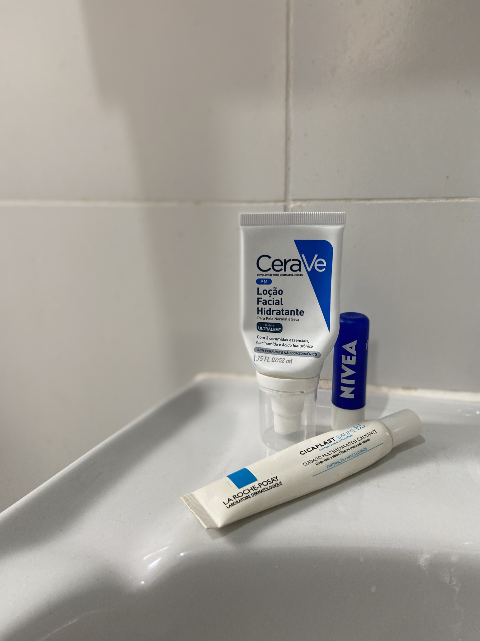 o trio da hidratação ✨✨
hoje eu vim falar sobre esses 3 produtos que eu amo demais, quando o assunto é pele hidratada!

1. hidratante facial CeraVe: com ótimo custo-benefício, essa loção possui 3 ceramidas essenciais, é sem perfume e não comedogênico (ou seja, sem perigo para os cravos e espinhas)! possui uma textura maravilhosa e adequado para peles normal ou seca

2. hidratante labial da nivea: é total minha salvação para lábios ressecados! é me ajuda muito no inverno seco, e também no verão (quando a exposição ao sol aumenta); é super hidratante! eu gosto de todos hidratantes da marca, mas esse em específico, indico muito!!!

3. cicaplast da LaRoche: esse produto tem um hype que vale todinho! eu adoro usar para aquelas áreas mais ressecadas, como ao redor do nariz, e também na região abaixo dos olhos para hidratação! não irrita a minha pele e eu acho ótimo para usar na preparação de pele pra maquiagem! é um boost de hidratação!!!

meu combo favorito! 🧴✨

#NaPraticaLTK

#LTKbrasil #LTKbeauty