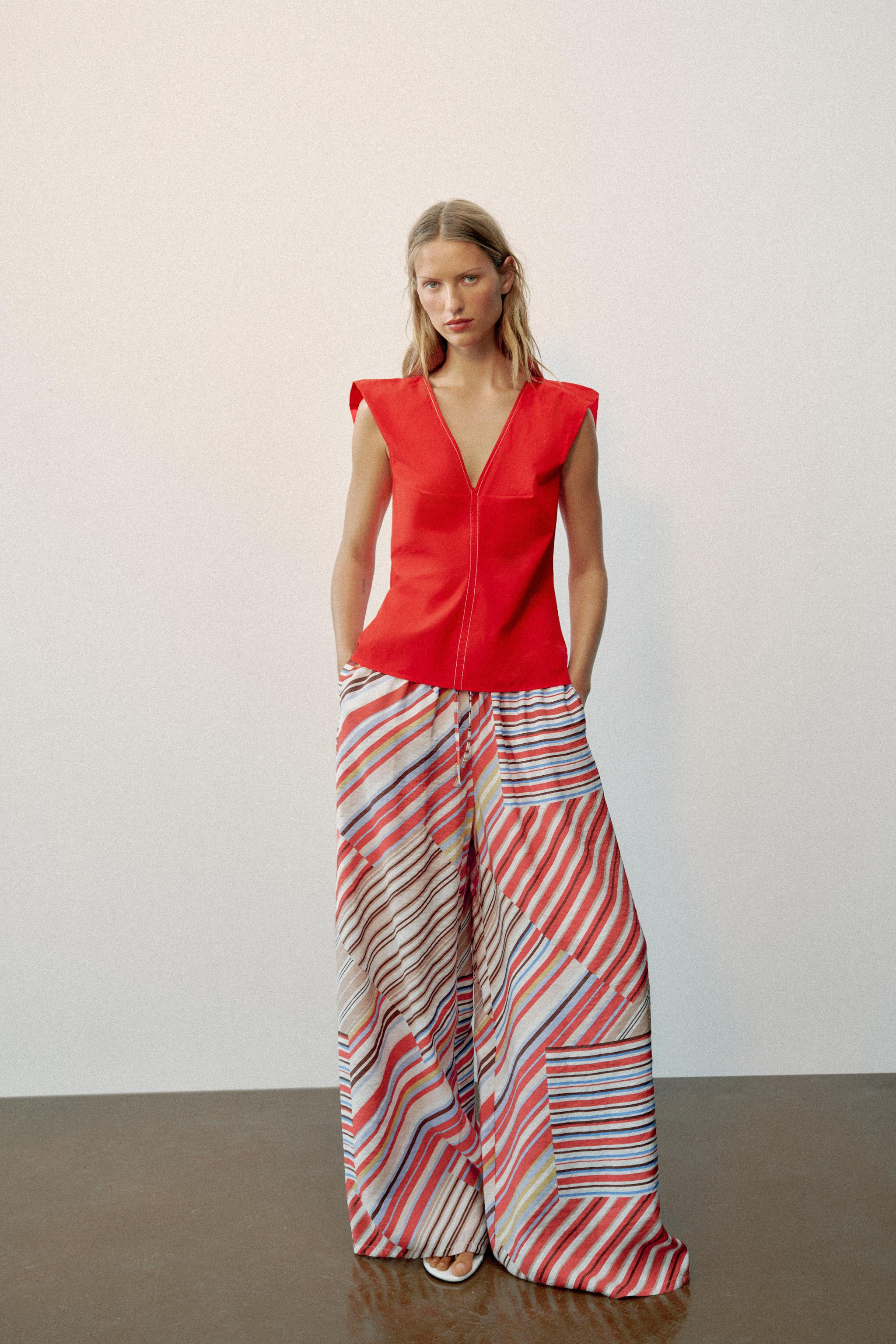 Model height: 177 cmHigh-waist trousers with an adjustable elastic drawstring waistband. Front po... | Zara UK