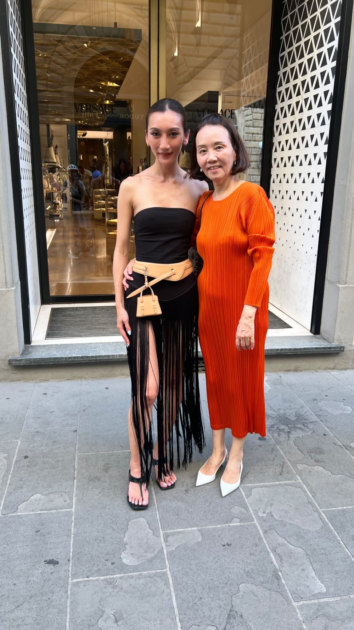 An absolutely gorgeous mother and daughter on Via de’ Tornabuoni in Florence, Italy.

On the left, an edgy black fringe dress anchored by an @maisonalaia belt bag. On the right, a ladylike, vibrant @isseymiyakeofficial dress.

#isseymiyake #alaia #italianstreetstyles #italianstreetstyle #motheranddaughtergoals 

Which look do you want to wear first? Left, Right or Both 👇