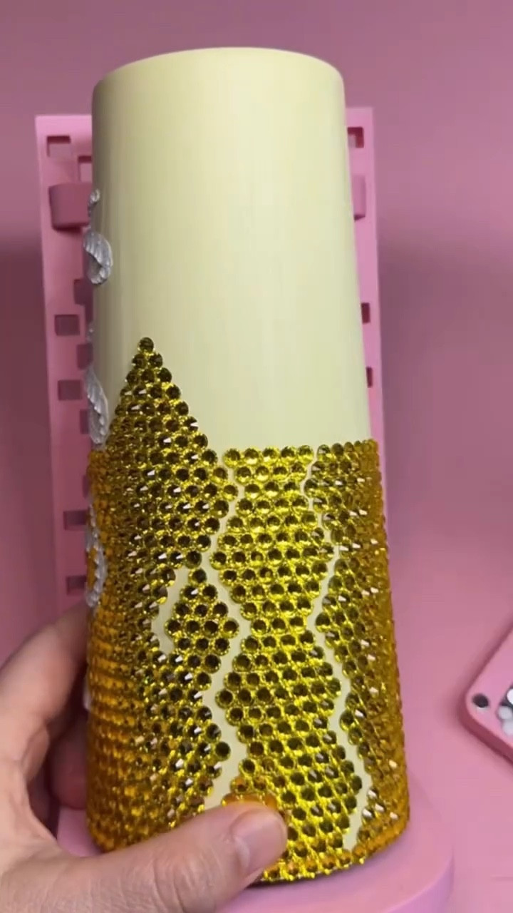 Yes!!! I hold my breath each time I bring lines together praying they line up lol!! 

#reelsinstagram #instareels #customtumblers #reelsvideo #reels