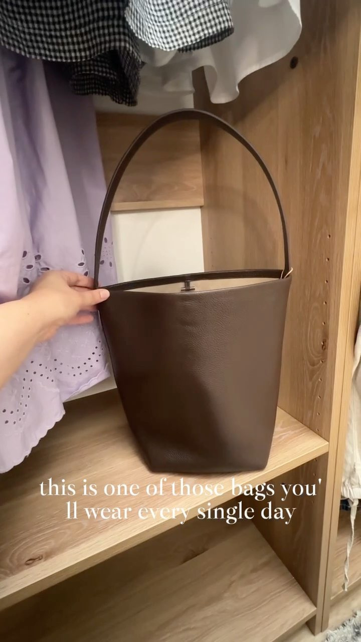  I can’t get over how well made this linen strapless maxi is. It fits so well and is so comfortable. I was surprised at how minimal the wrinkling was after wearing it all day, too. I am in the large, It’s a generous fit at the bust. #quincepartner @quince 

 