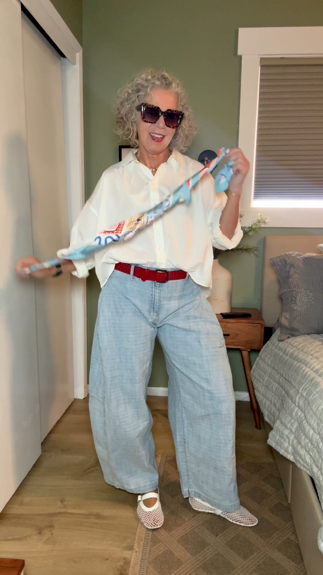 Unfortunately these pants sold out really fast, I linked some cute options. 💙