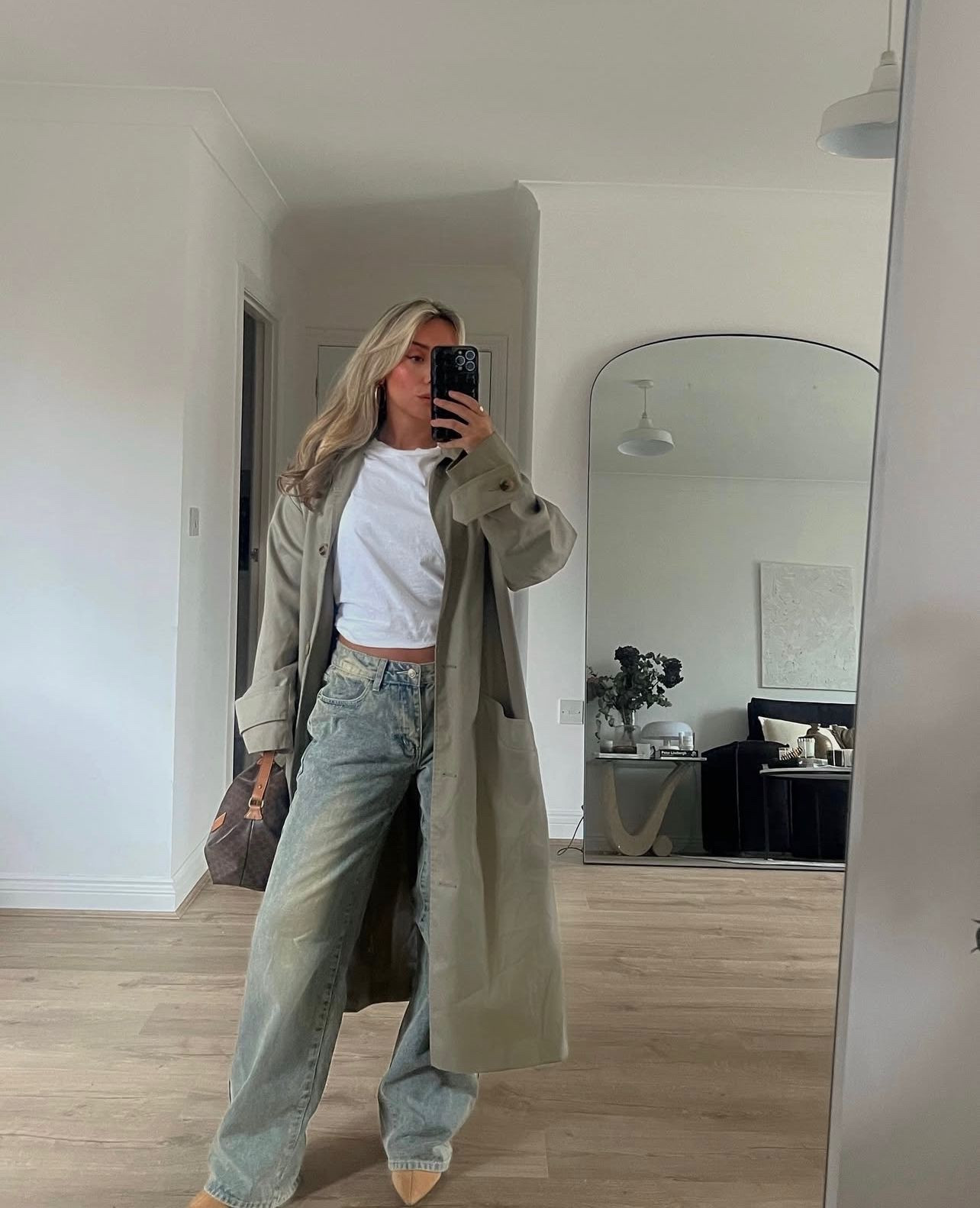 Baggy fits 🤍

ASOS trench | H&M T-shirt | Vintage Celine bag | Zara suede knee high boots | Whitefox jeans

#LTKwinter #LTKeurope #LTKuk