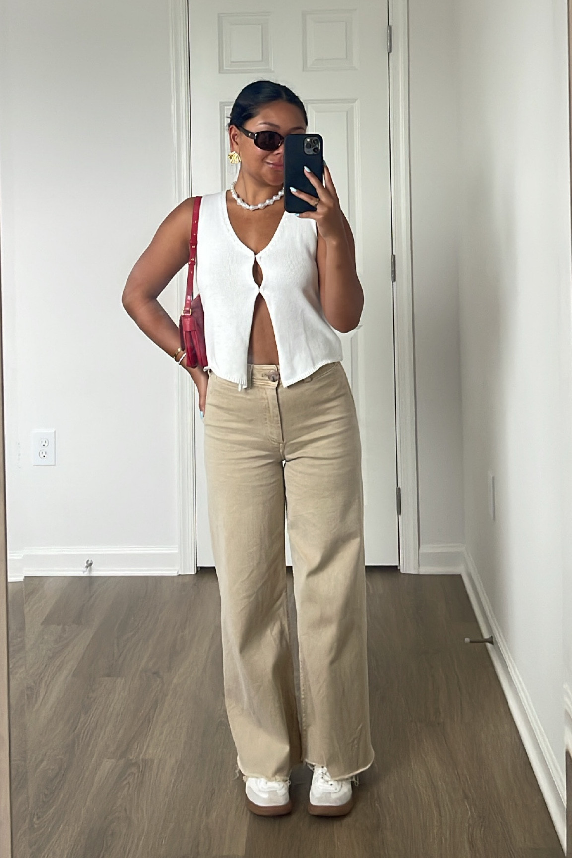 neutral outfit with a pop of red🍒 