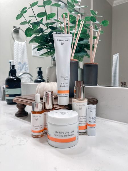 #ad I know personally I struggle with finding a balance for my with my skincare routine that doesn’t dry my skin out. @Drhauschka skincare line has a little something for everyone and they are always coming out with new products. Today they released a new cleansing balm which is a light gel to milk facial cleanser that leaves your skin feeling clean and hydrated. It’s a skin
win👏🏽

#LTKbeauty #LTKunder50 #LTKunder100