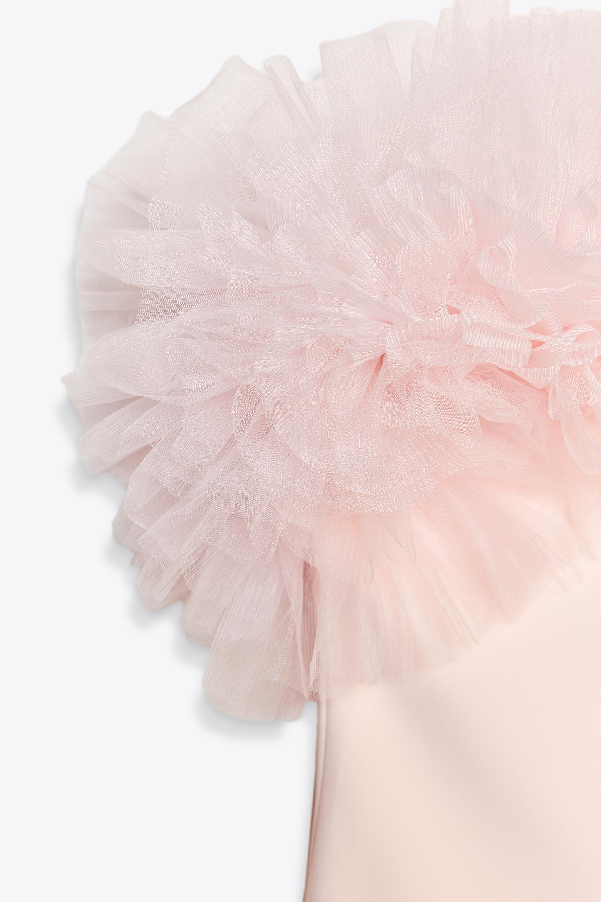 Short dress made of stretch fabric. Straight neckline and off-the-shoulder design. Tonal volumino... | Zara US