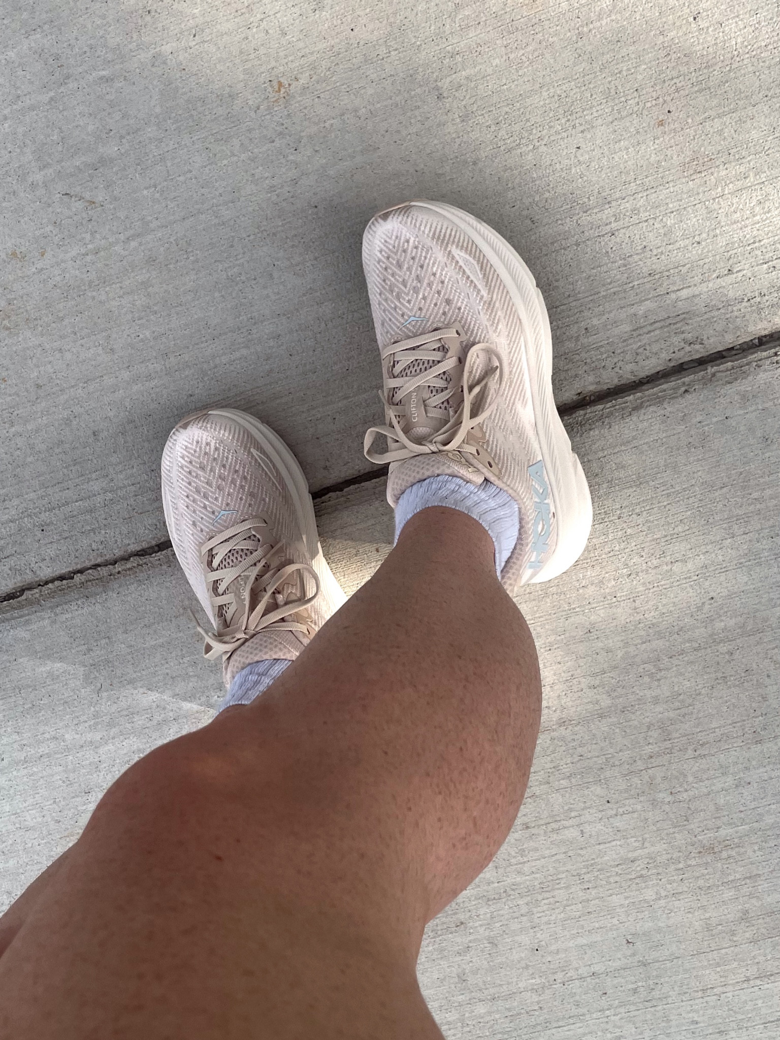 HOKA Clifton 9 
Color: Shifting Sand/Eggnog
Size: 7.5 (TTS) 
