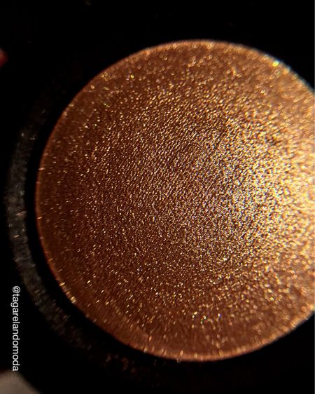 Iluminador Baked Eclipse Solar de Contém 1g ✨
Textura hiper macia com alta pigmentação,  e acabamento sofisticado, brilho fino, mas que não marca a pele e causa uma explosão de brilho. No caso desta cor, seus pigmentos possuem brilho que refletem num tom de ouro acobreado, se mantendo com fundo de cor cobre.