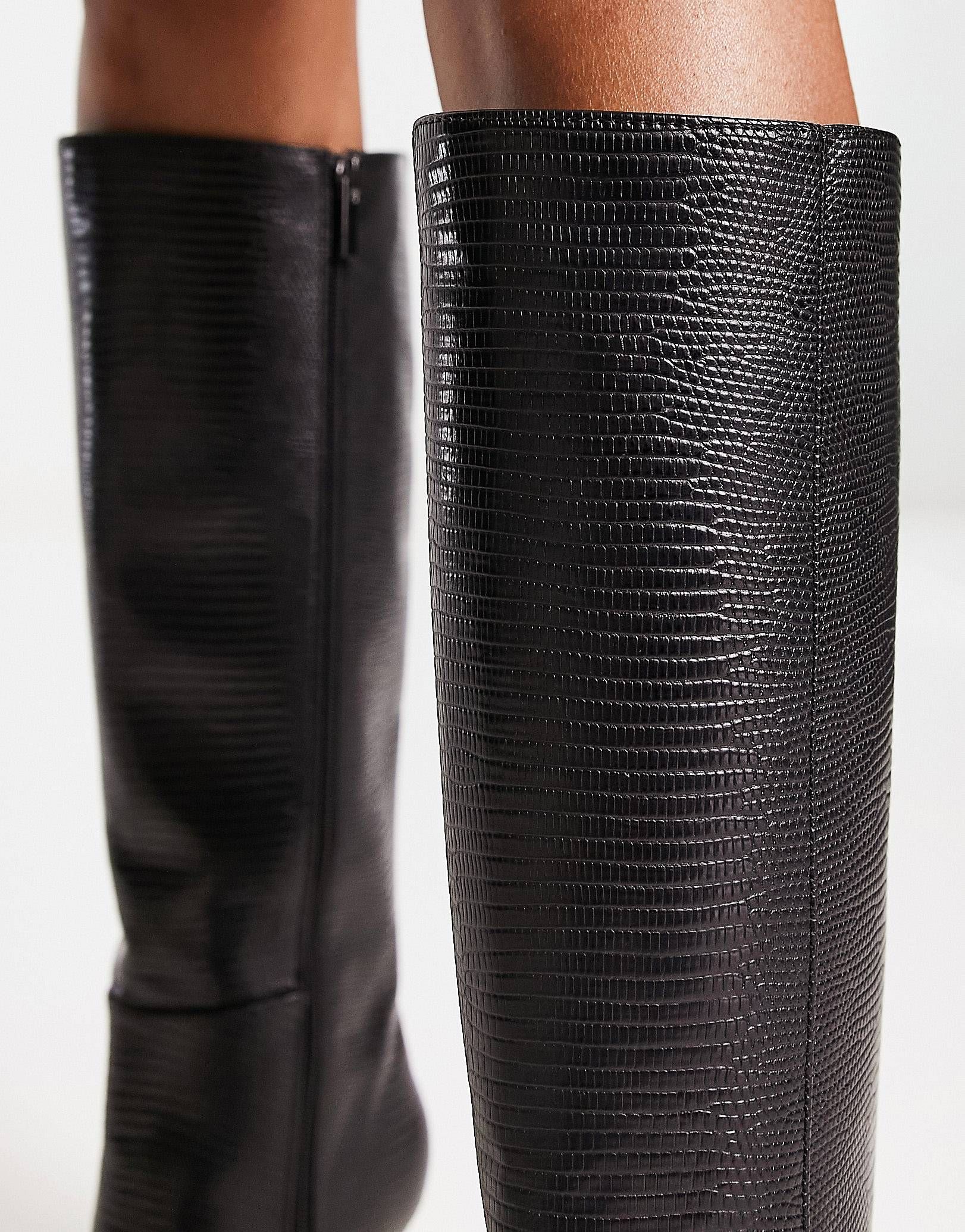 Bershka – Kniehohe Stiefel in Schwarz mit Stiletto-Absätzen und Kroko-Muster | ASOS (Global)