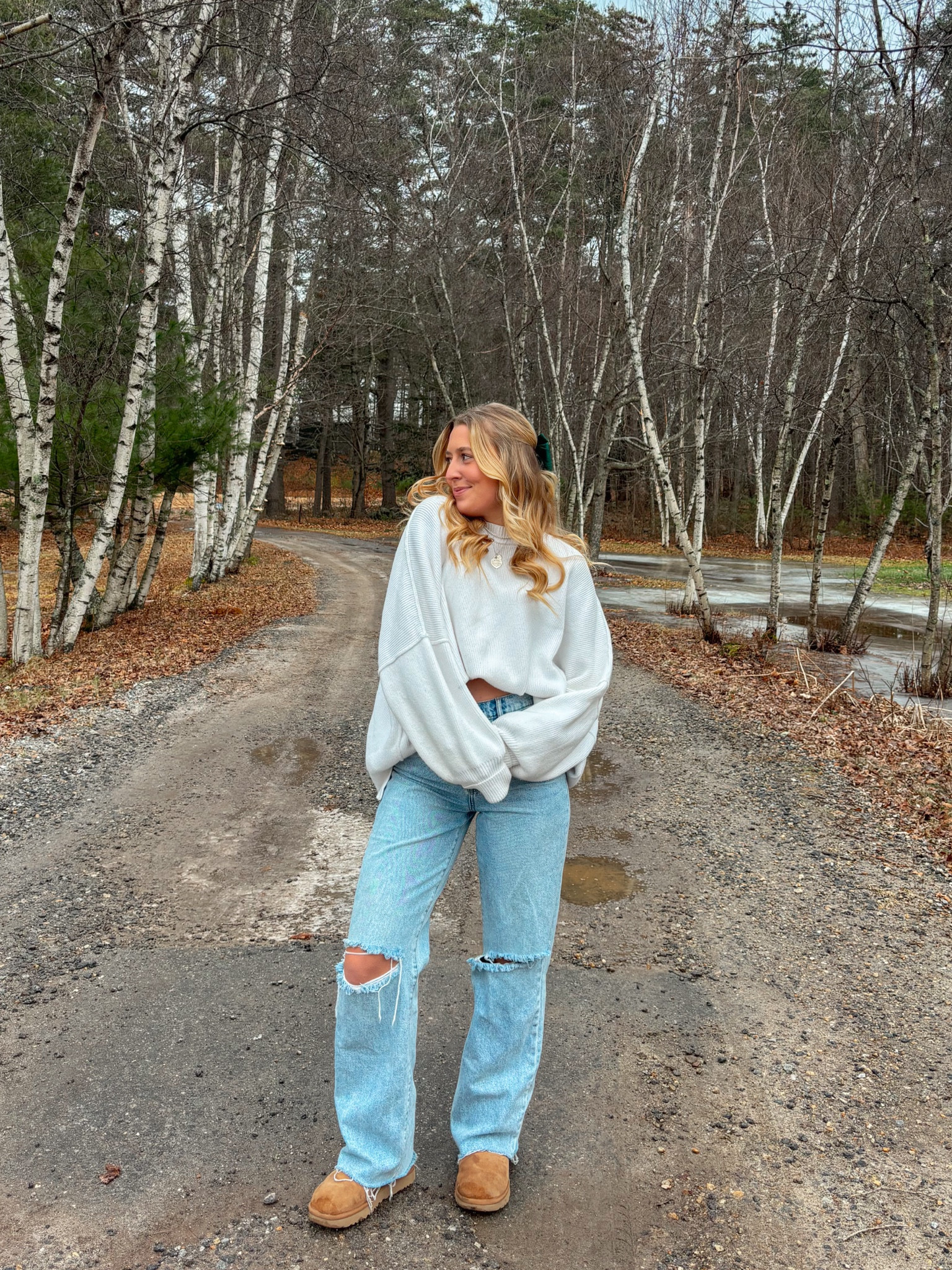 christmas/winter outfit. white sweater, green hair bow, loose jeans, bailey bow mini uggs