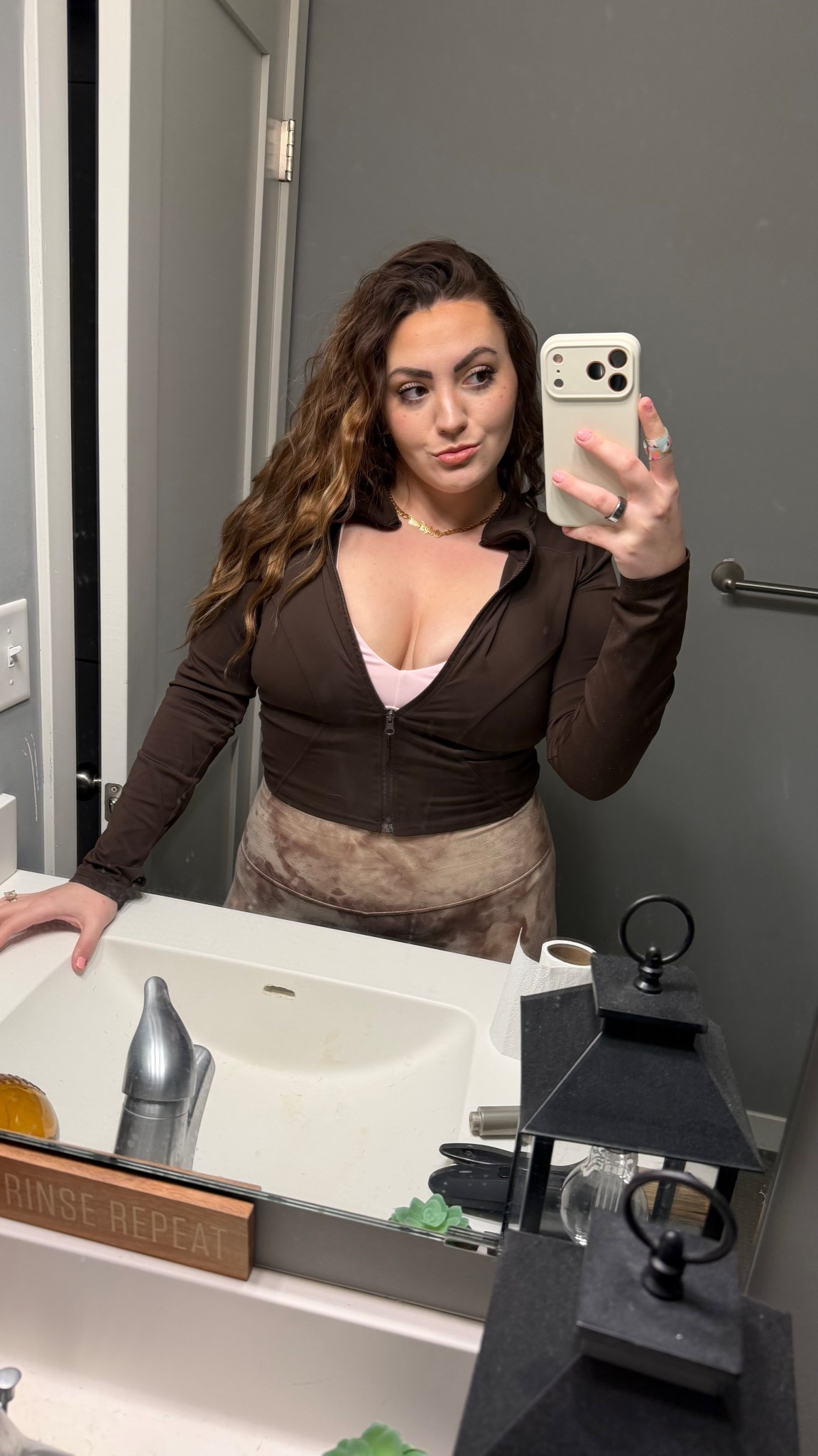 Hot mom athlesiure fit of the day

#LTKMidsize #LTKmomlife #LTKootd