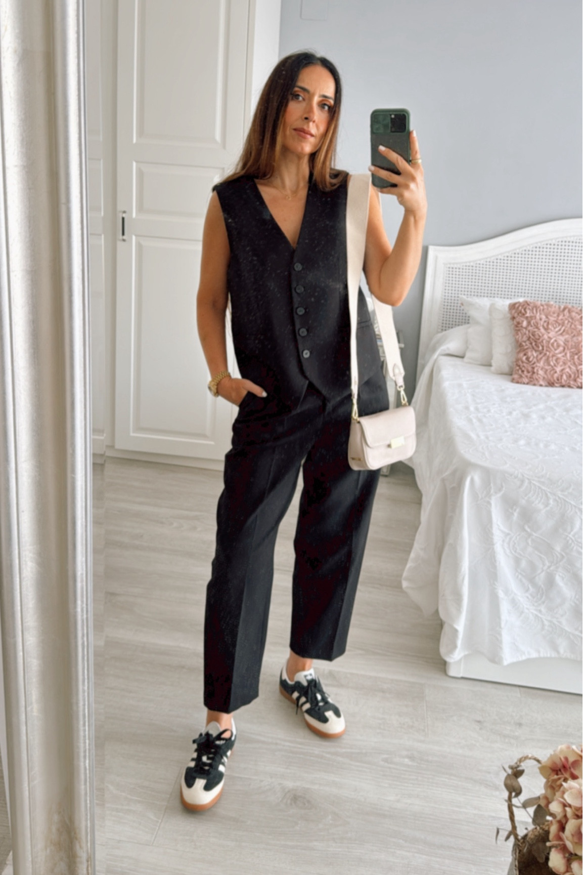 Outfit cómodo con chaleco y pantalón ancho y deportivas Adidas samba #adidassamba 

#LTKeurope #LTKautumn #LTKworkwear