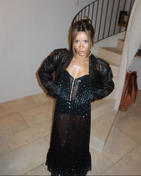 Robe à strass, robe transparente noire à strass, robe de soirée longue, robe de soirée noire à strass, blouson en cuir à poches, bomber en cuir marron

#LTKparties #LTKstyletip