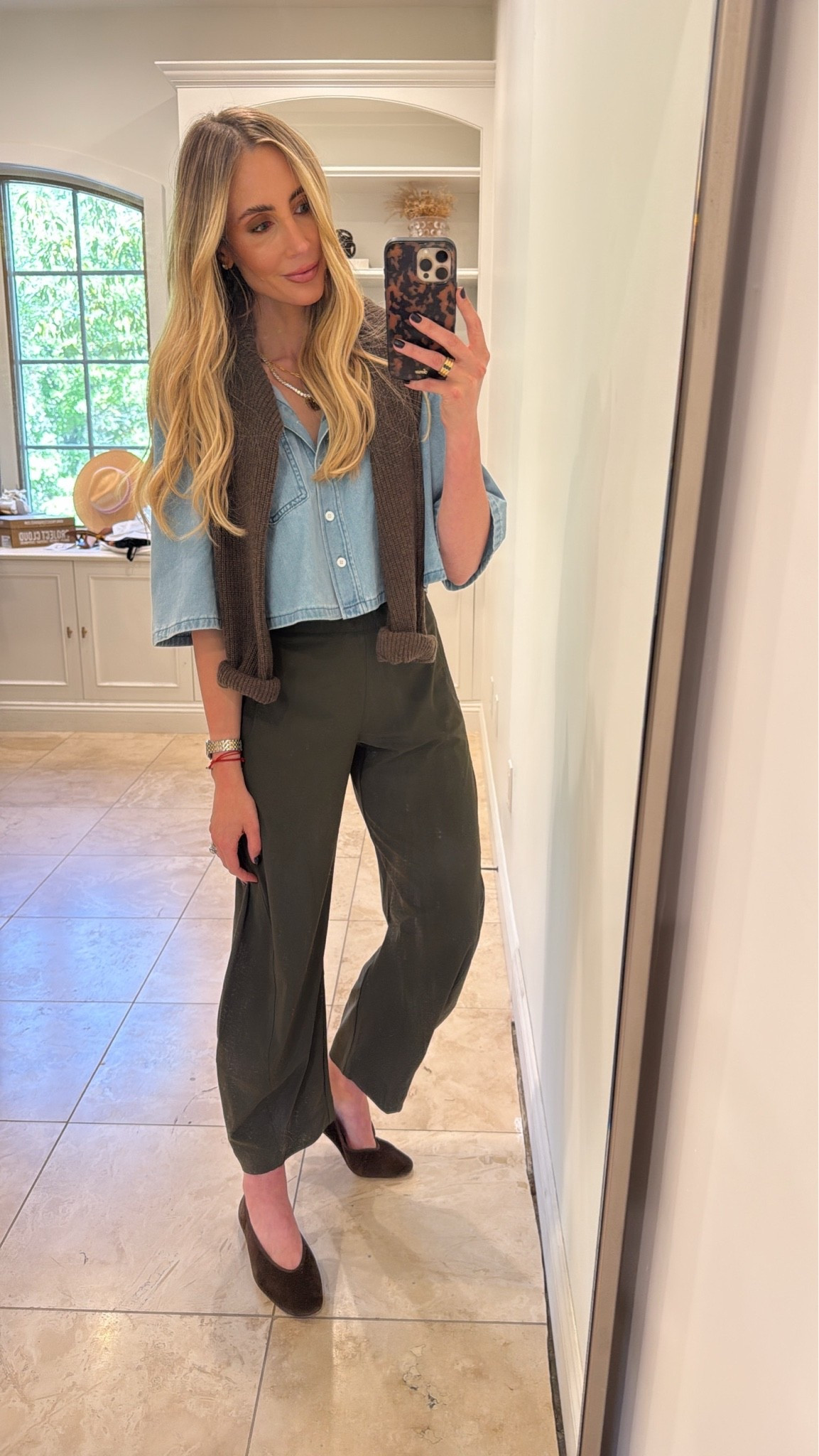 Such an easy fall outfit! Comfy, cute and made for those cooler mornings and warmer afternoons!

Em sizes:
Height: 5’6”
Weight: 115lbs
Tops: small
Pants: 2, small, 25

Fall fashion, fashion, fall, transitional outfit