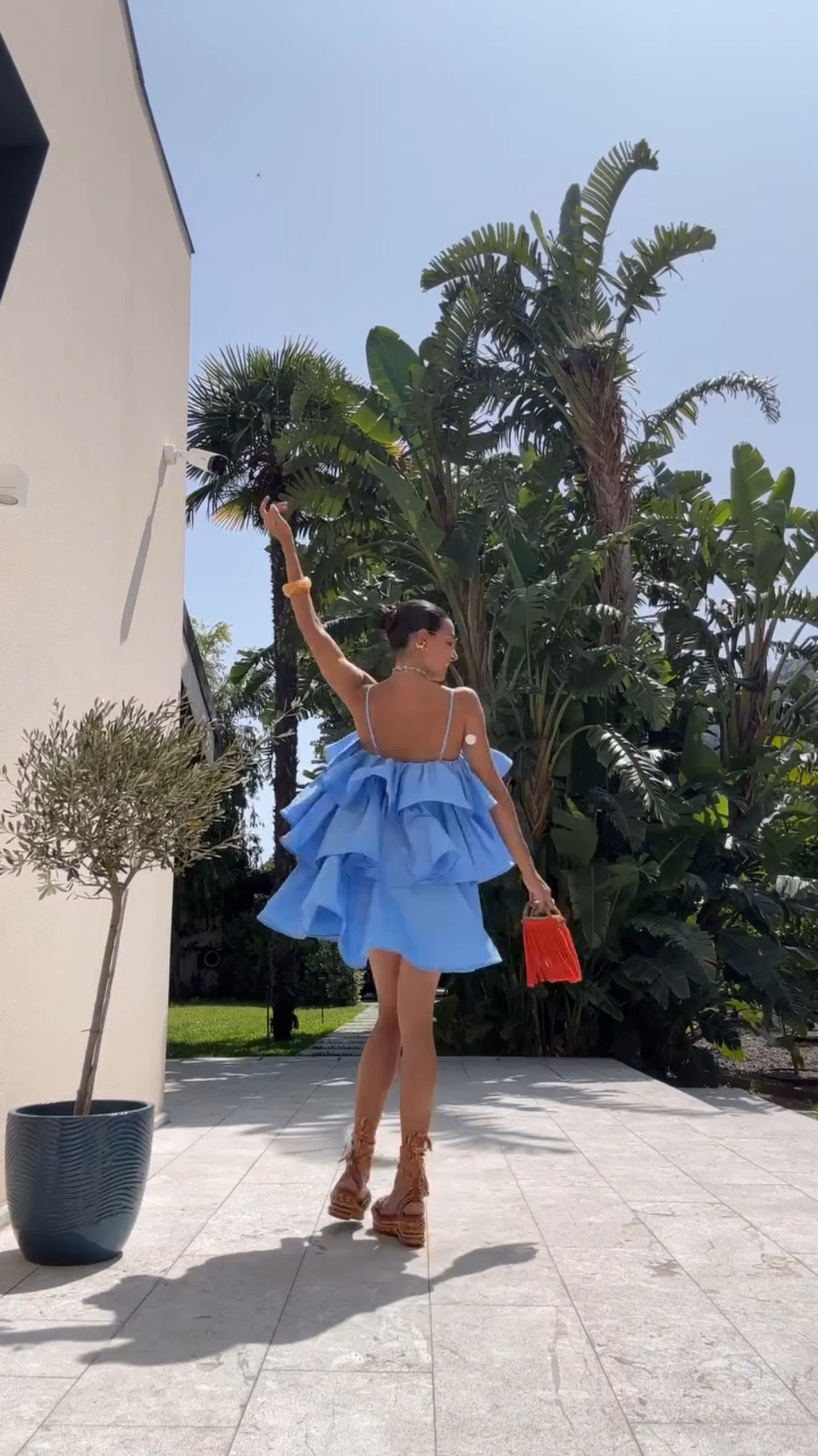 un po’ fatina 🧚🏼 un po’ ballerina 🩰 .. quale versione vi piace di più?

@imperialfashion @the_imperial_edit #imperialpeople 
.
.
.
.
.
#summervibes☀️ #summerlook #outfitestate #inspolook #ootd #fitcheck #estate #vestitiestivi #summeroutfits

#LTKsummer #LTKeurope #LTKitalia