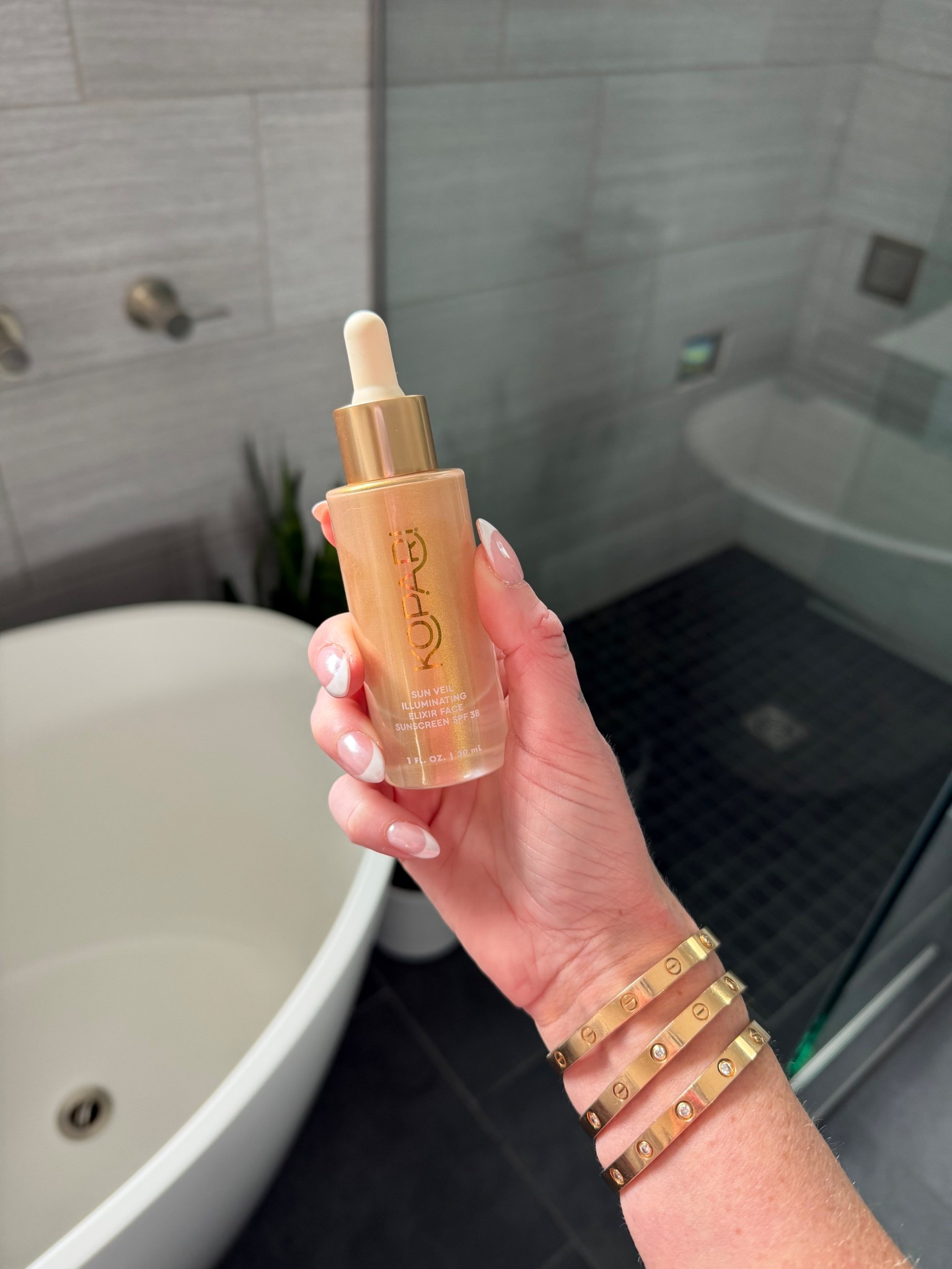 Pack this kopari face sunscreen on your next trip and spring break vacation 
Sun veil illuminating elixir spf 38 from kopari 