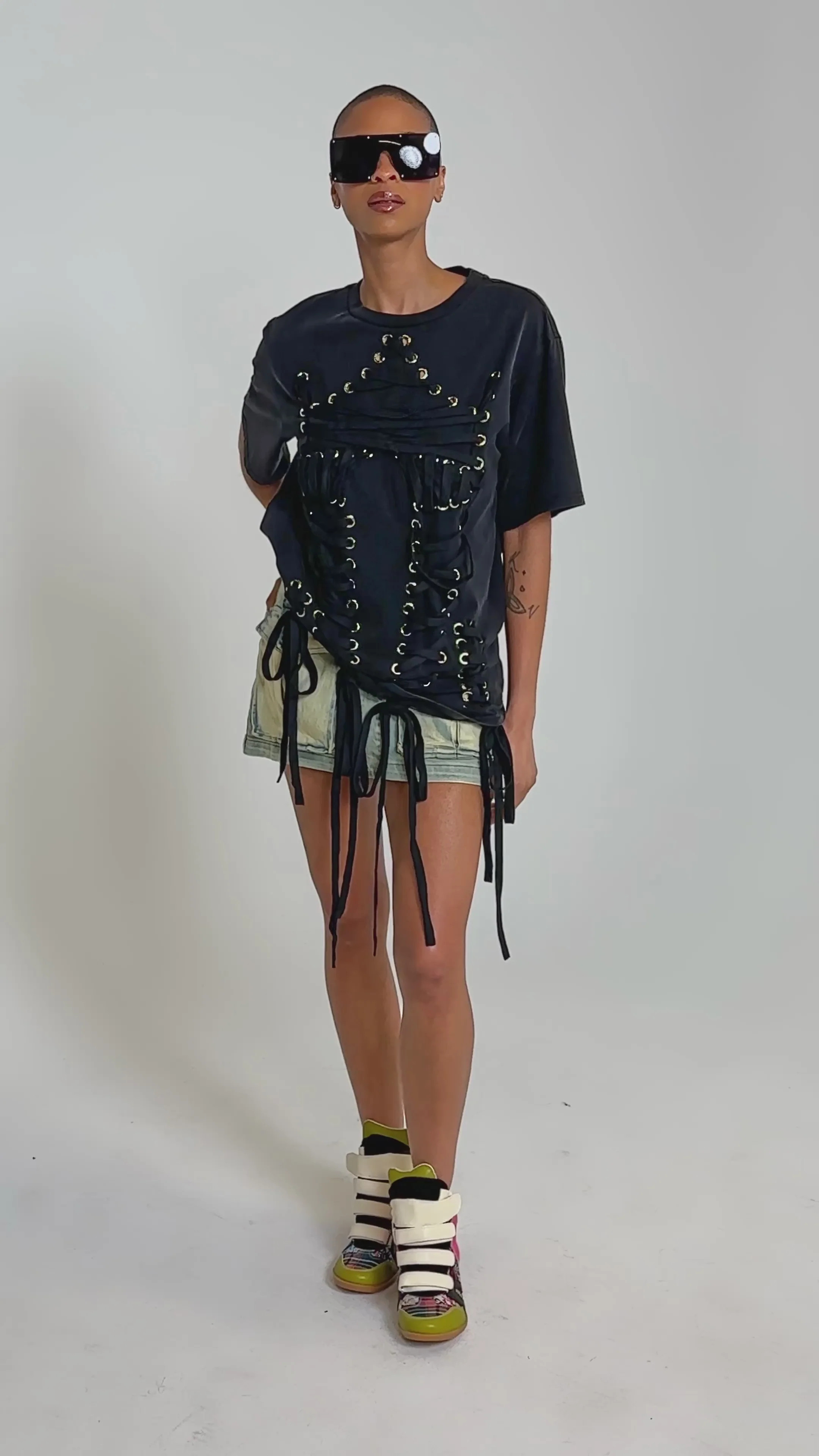 LACED UP MINERAL WASH T-SHIRT | AKIRA