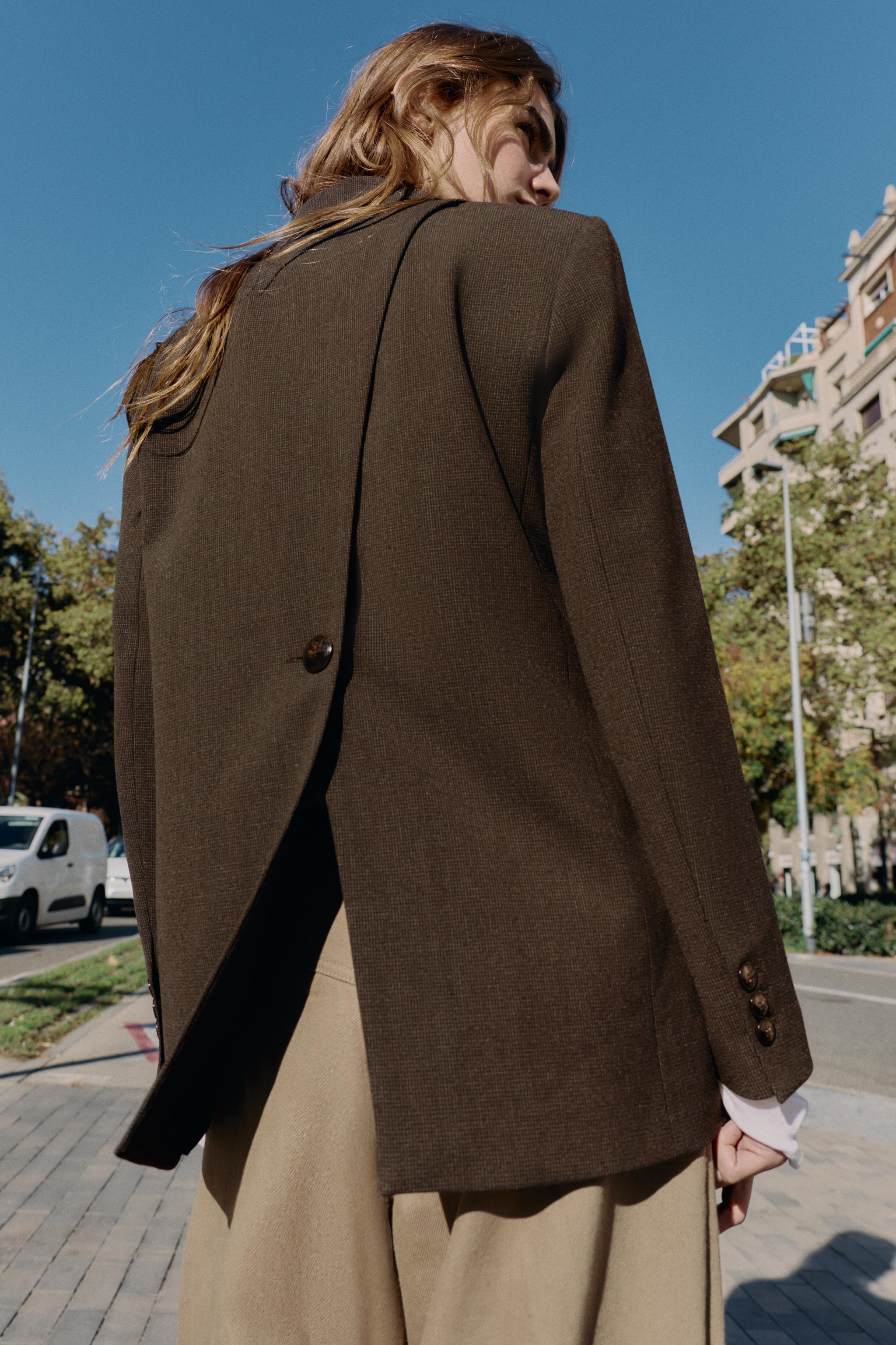 BLAZER MIT SCHULTERPOLSTERN UND KNOPF AM RÜCKEN | Zara DE