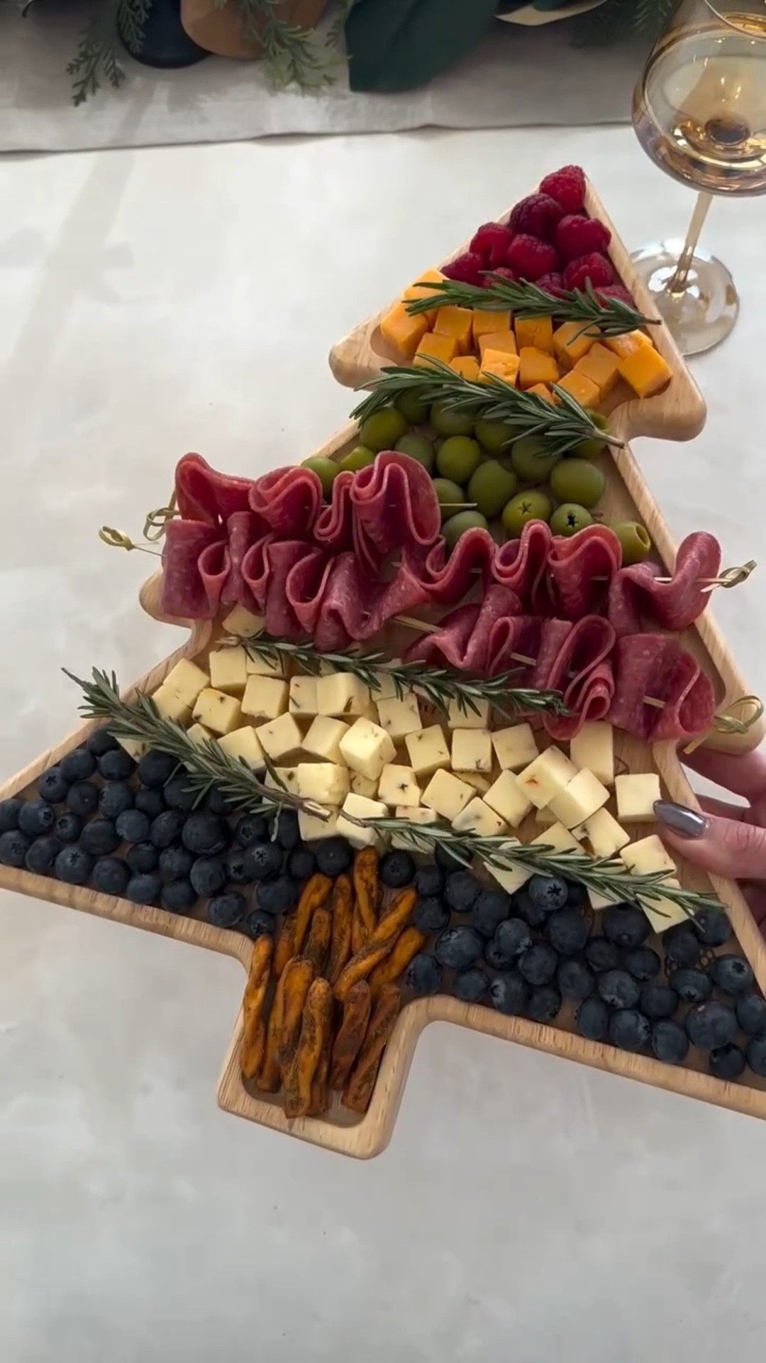 Not sure how to arrange a cute holiday charcuterie board? This board is fool-proof! It literally shows you where to put everything so it turns out pretty, every. single. time. Perfect for bringing an appetizer to parties or hosting.

Comment SHOP for the links and I’ll send everything right to you 🤍

#EasyEntertaining #HolidayHostingIdeas #AppetizerBoard