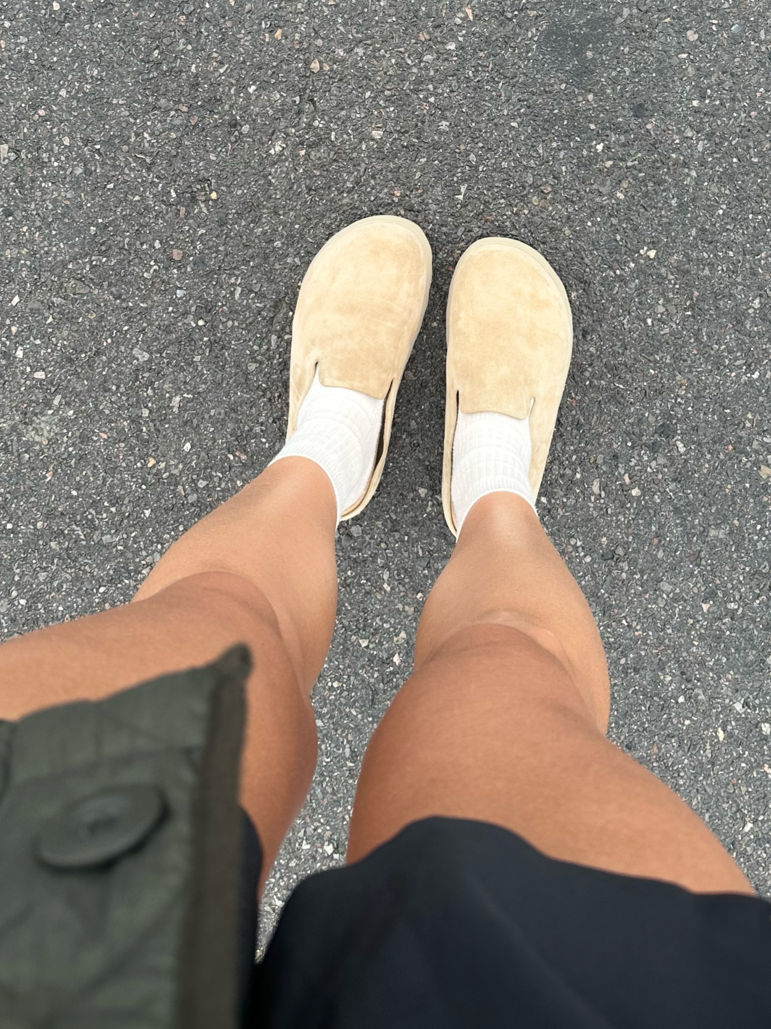 Absolutely in LOVE with these clogs/slides! A good alternative to the Birkenstock bostons if you want to be a tad more unique ❤️🤌