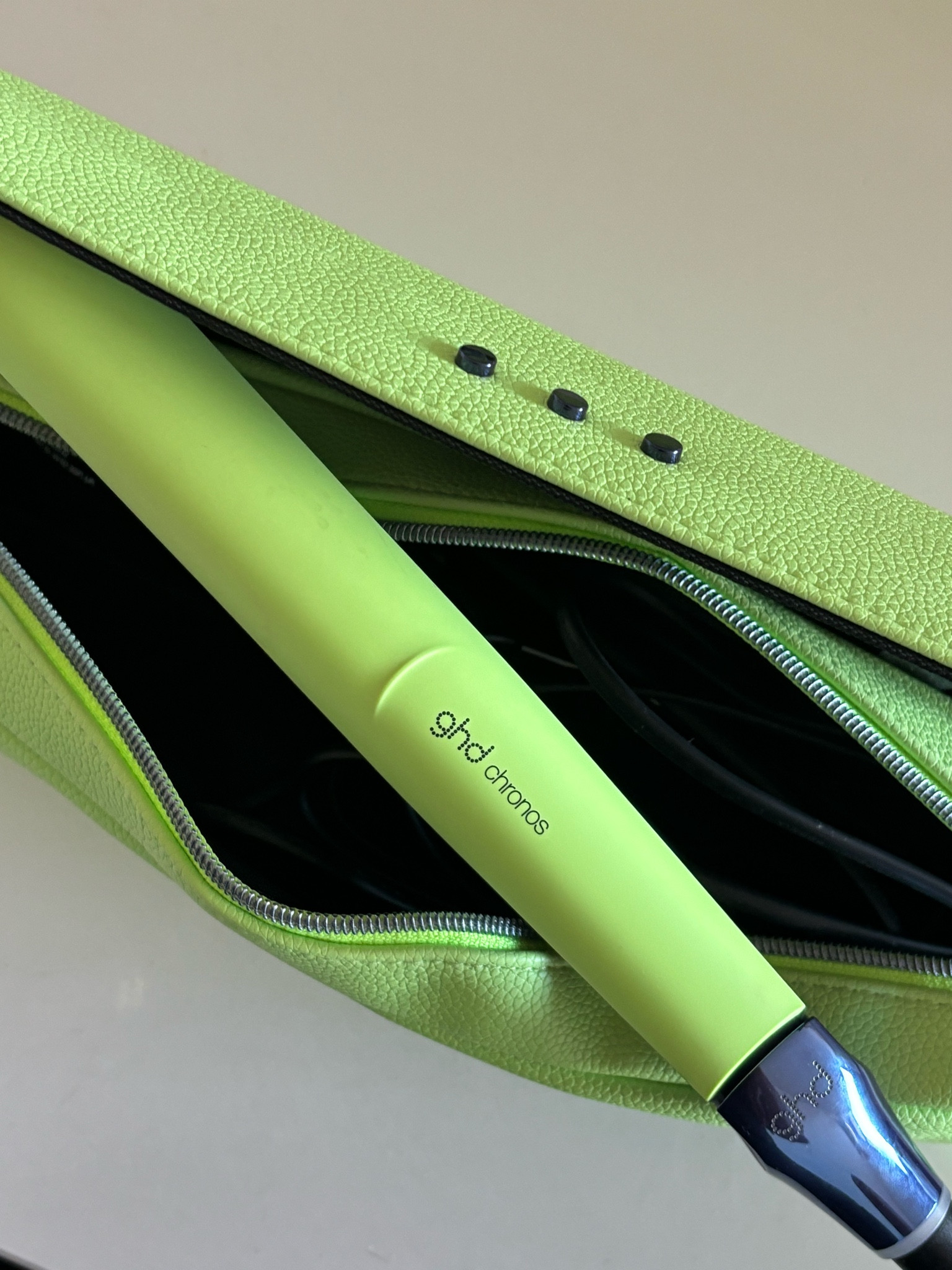 But if you straighten AND curl your hair. This is the one and only tool you need. The bright colour also helps 💚