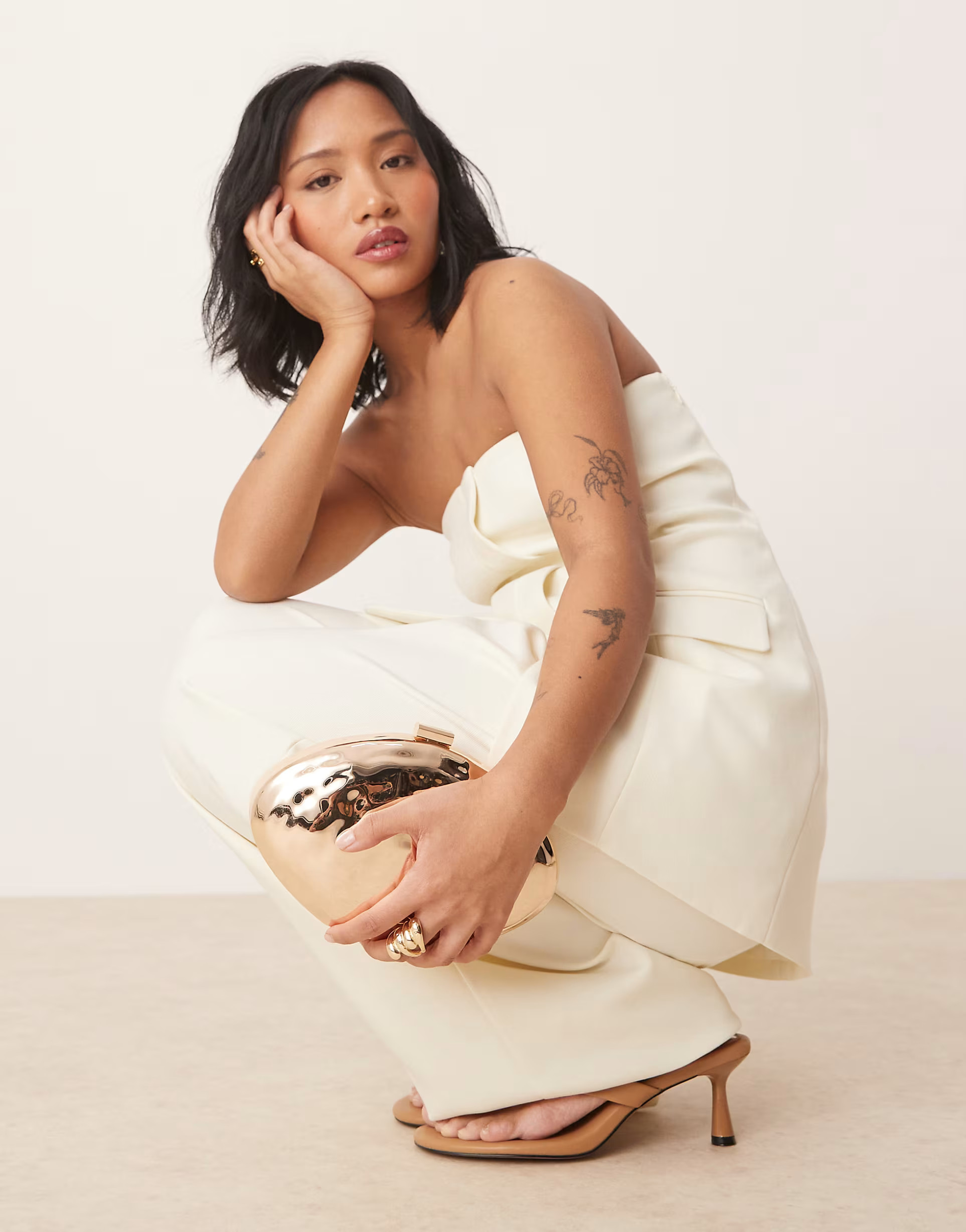 ASOS DESIGN – Hartschalen-Clutch in Gold mit gehämmerter Optik und Kettenträger zum Umhängen | ASOS (Global)