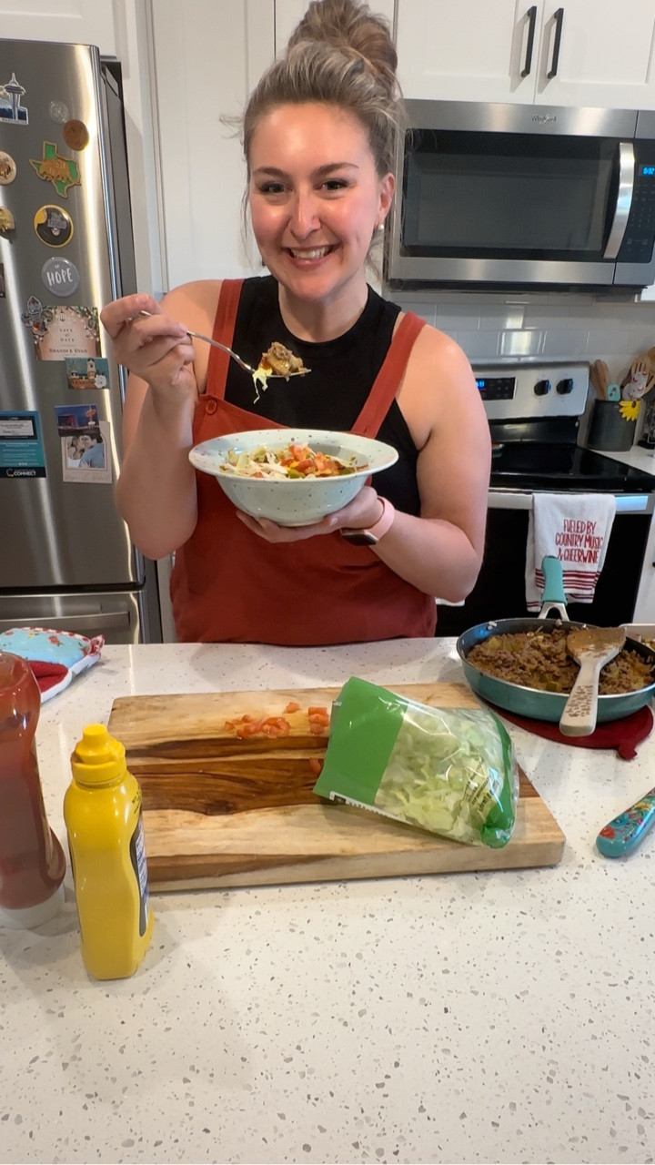A fun twist on making burgers at home!! Burger Bowls are so easy and a great meal prep!! 

#thearthurs #arthurfarmhouse #sunshinekitchen #cookingwithsunshine #homecooking #homecook #recipes #mealprepideas