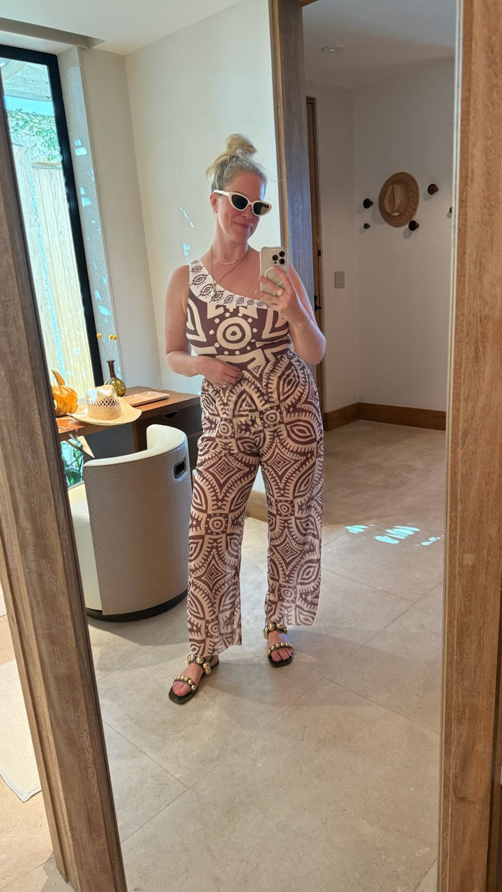 Amazon swim set that gives Zara vibes! 

#LTKSeasonal #LTKSwim #LTKSaleAlert