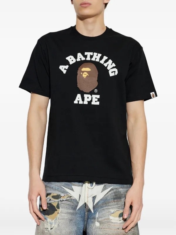 A BATHING APE®
logo-print T-shirt