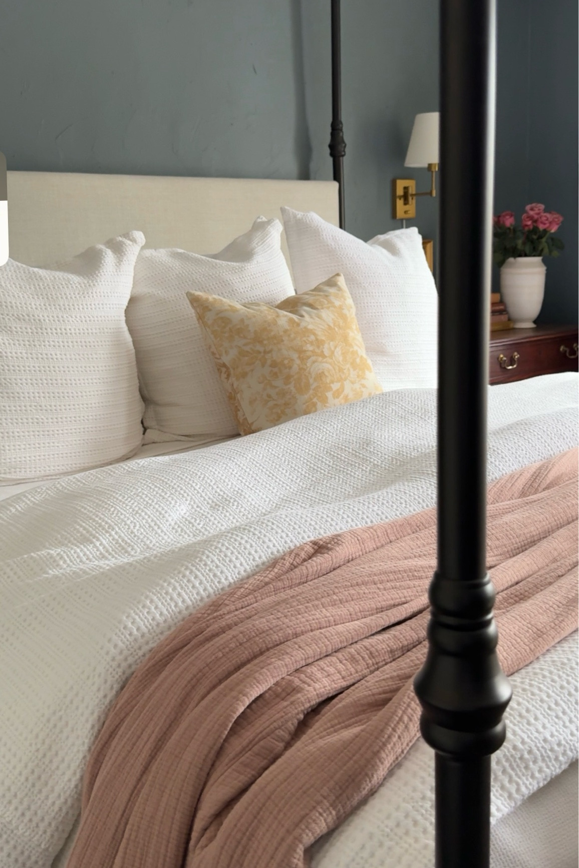 The most simple yet elegant bedding. It’s hard to go wrong with white, and so easy to pull in color by adding pillows and throws 🤍 Both the duvet and blanket are available in other colors too!