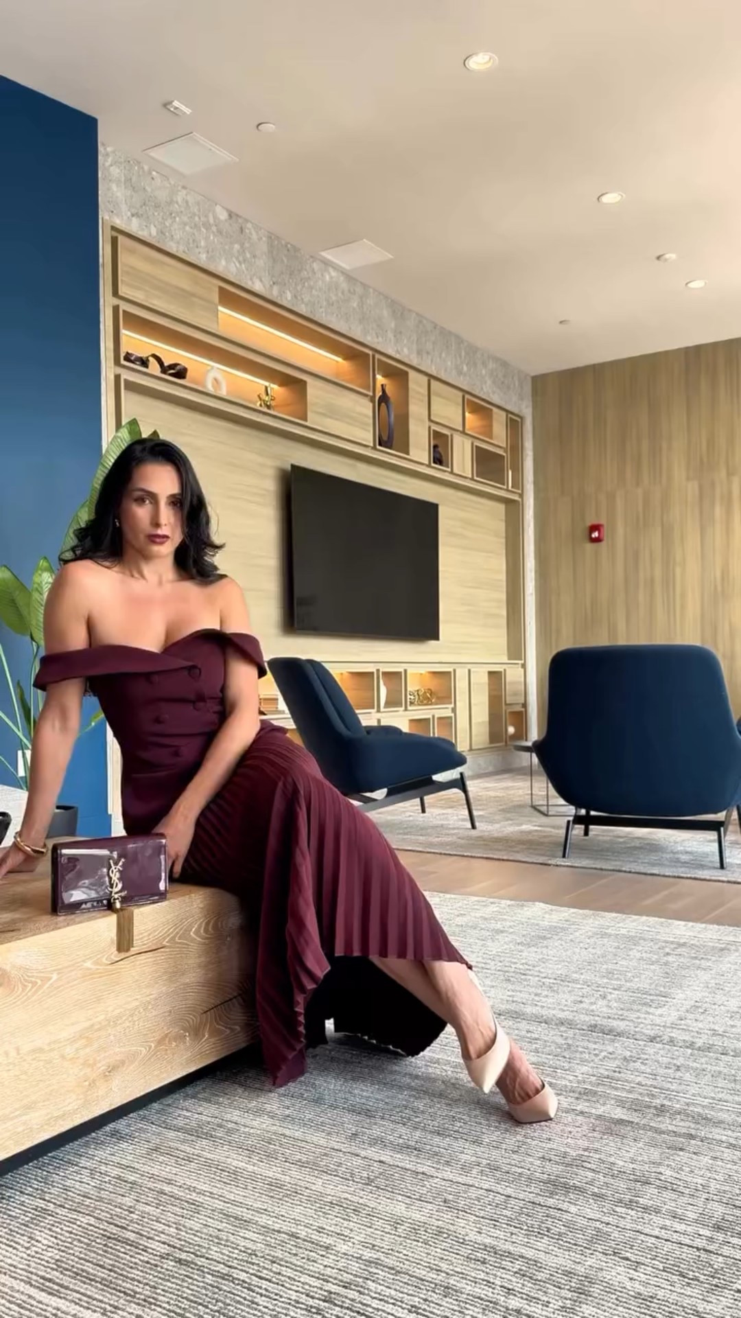 IMPORTANT: Beautiful set mix and match 😍
Elegantly crafted 🍷 
.
.
.
@meshki @christianlouboutin @gucci @ysl @creed @diorbeauty @byredo
#set #outfitsideas #style #outfitinspiration #chic