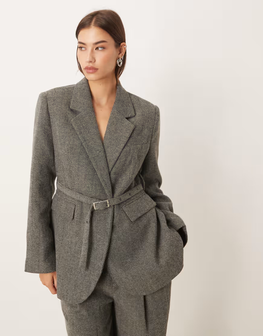 Gina Tricot – Blazer in Grau mit Fischgrätmuster und Gürtel, Kombiteil | ASOS (Global)