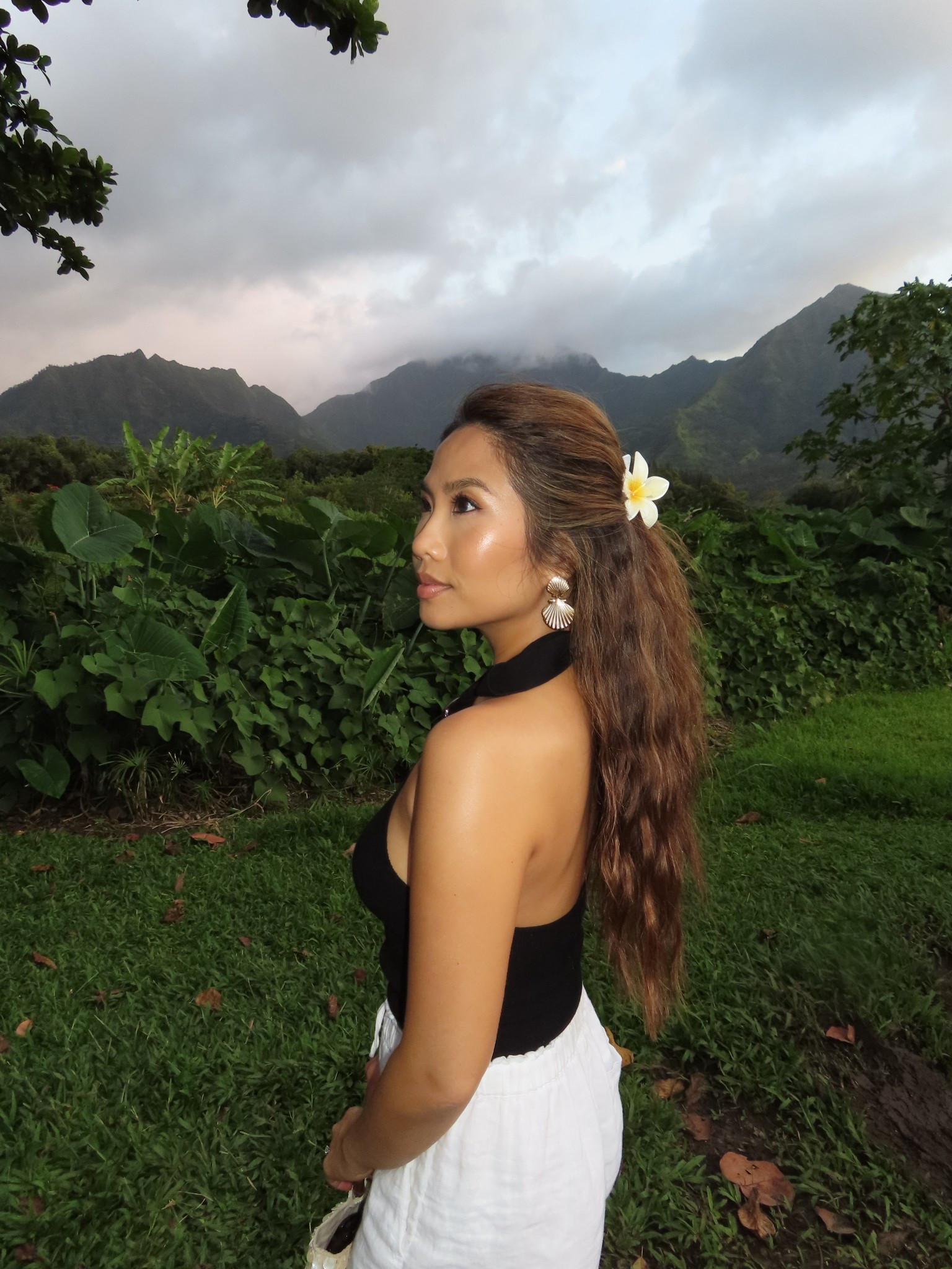 Barrel waved hair and a flower claw clip 🌺 easy tropical hairstyle 

#LTKStyleTip #LTKBeauty #LTKFindsUnder50