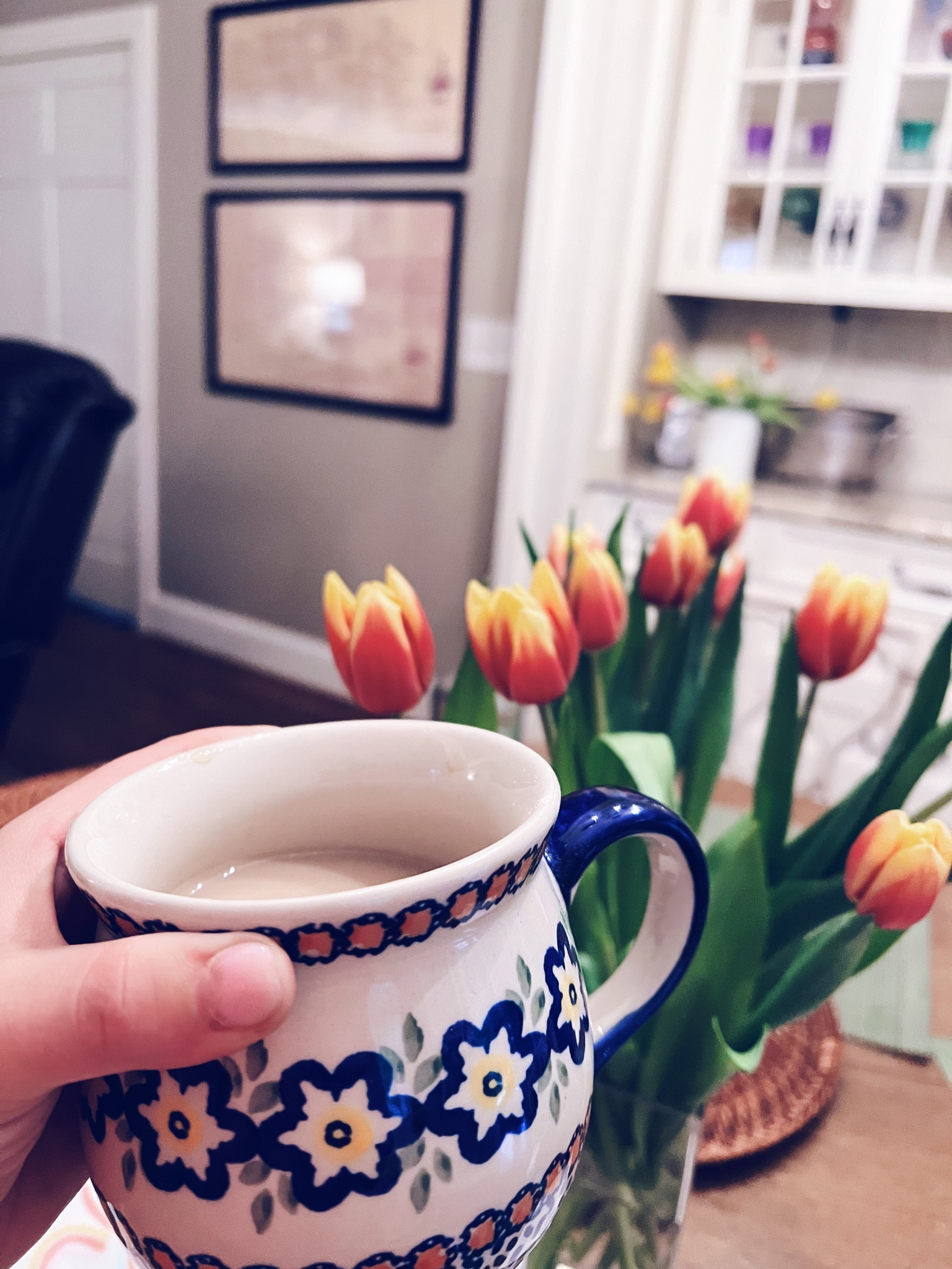 My mom always has fresh flowers 🌷 in her home - and I guess that’s where I got my love for flowers from 🥰 excited to spend some time back home today and celebrate the start to Easter weekend, and thanking Jesus for our many many blessings this time of year 🤍