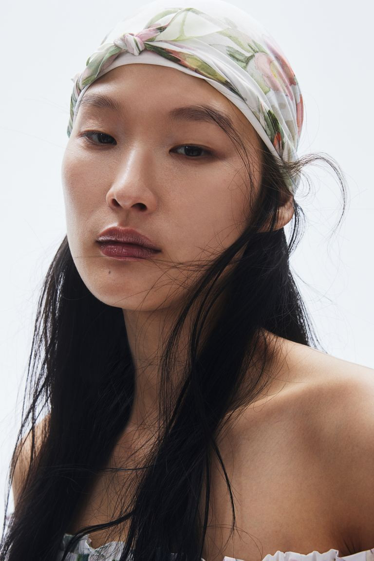 Patterned scarf | H&M (UK, MY, IN, SG, PH, TW, HK)