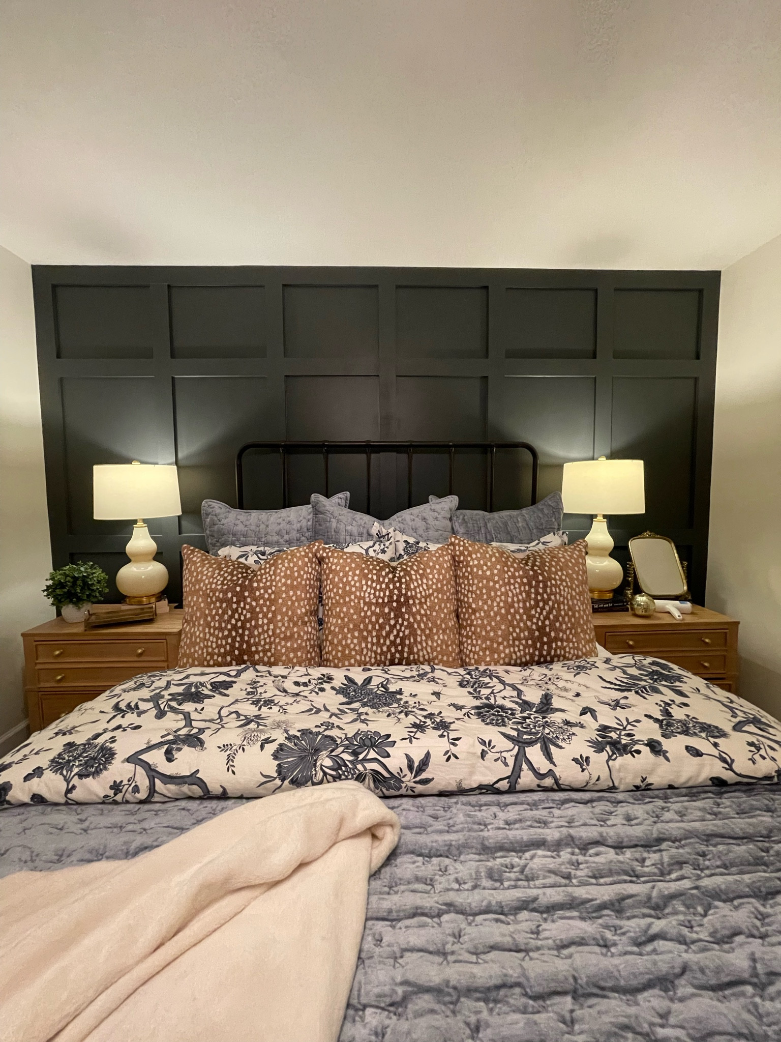 Fall bedding, Ballard designs, fall guest room, velvet , home decor 

#LTKSeasonal #LTKhome