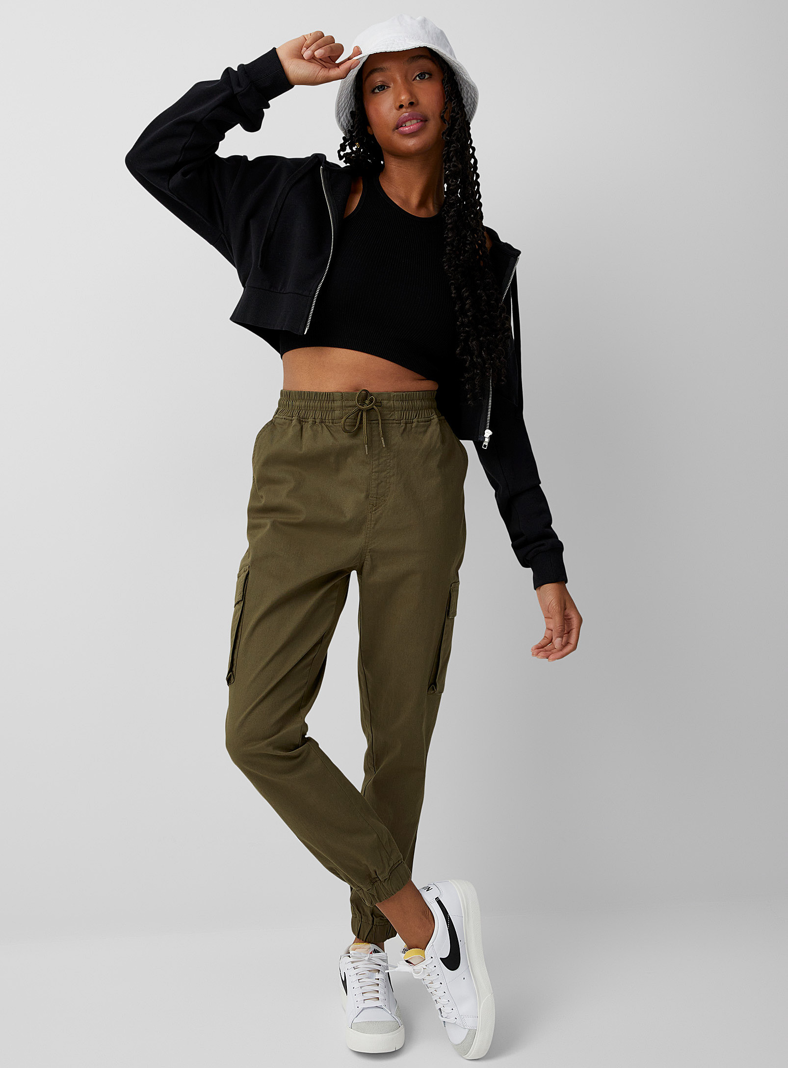 Twik - Organic cotton cargo chino joggers (Women, Green, SMALL) | Simons