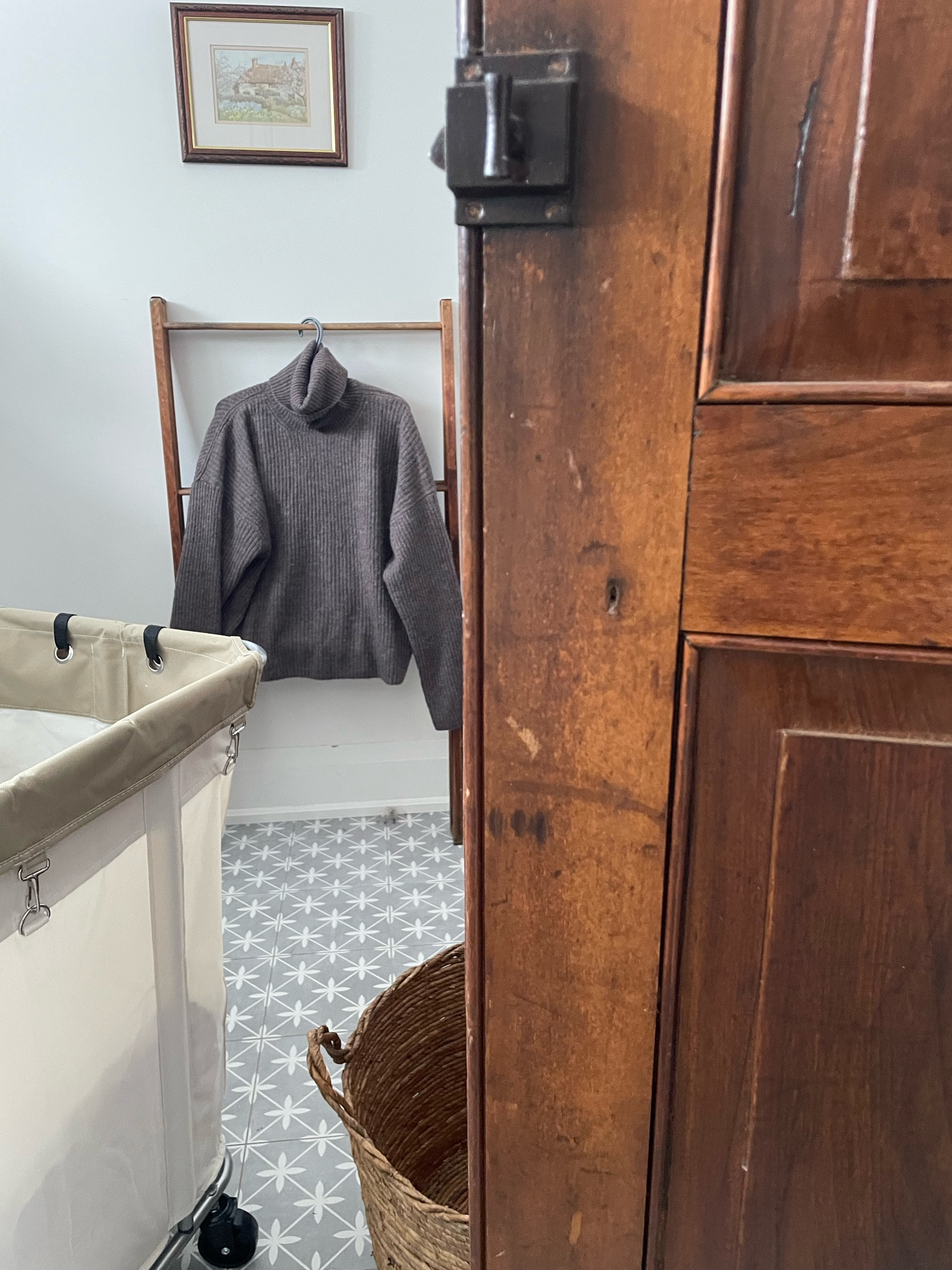 LAUNDRY BASKET ON WHEELS 
.
You need this cart for those big items like blankets, sheets, and covers — to keep your laundry room tidy 🤍

#LTKhome